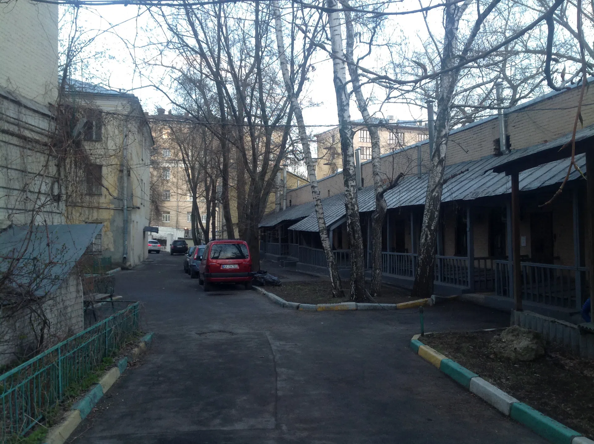 Двор сталинки с березами, фото 5