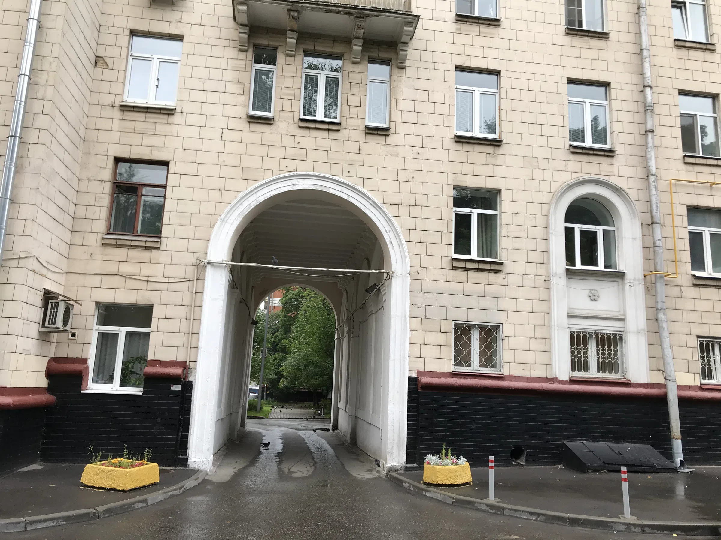Сталинка с жёлтыми трубами, фото 2