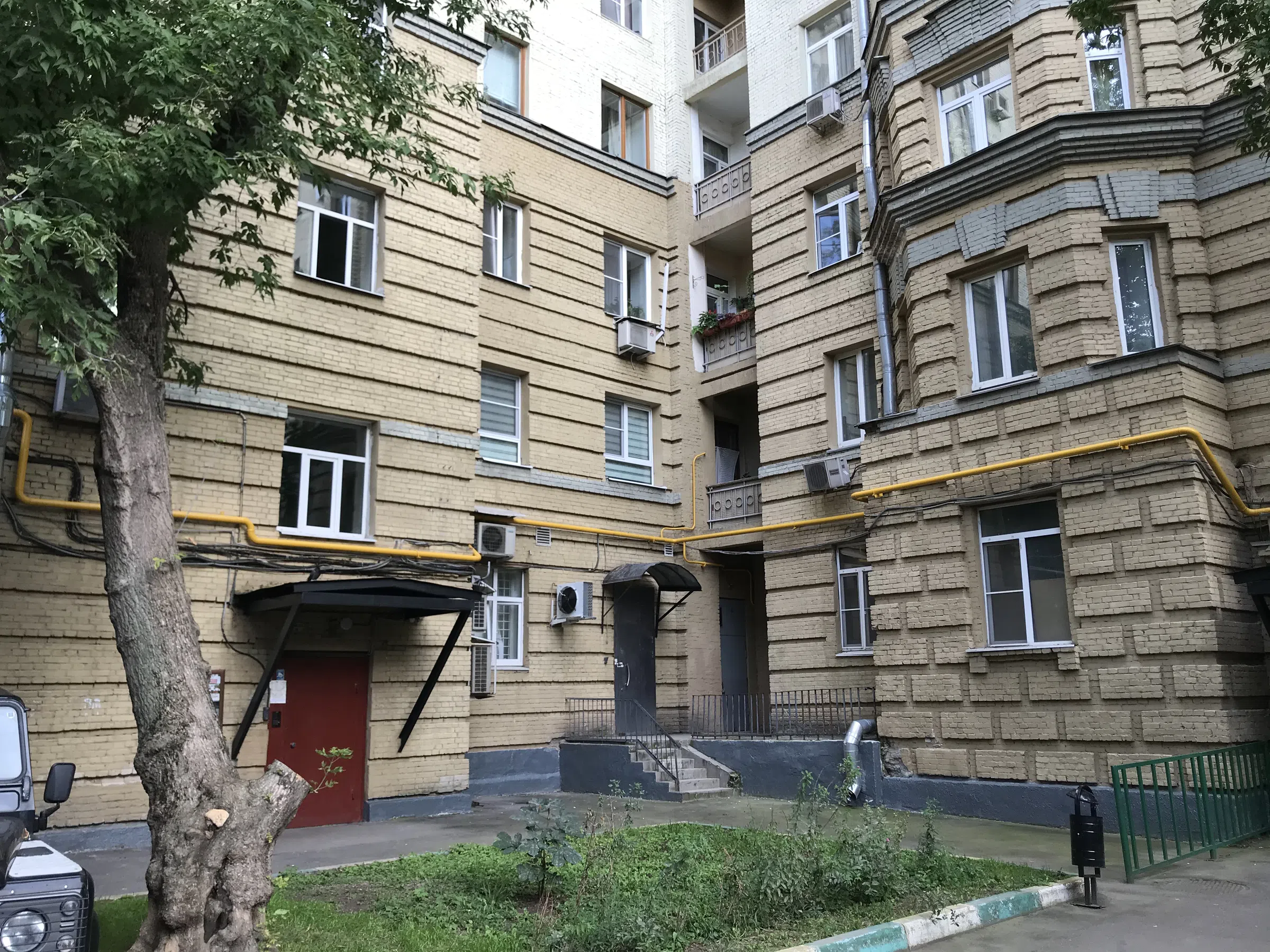 Желтая сталинка во дворе, фото 6