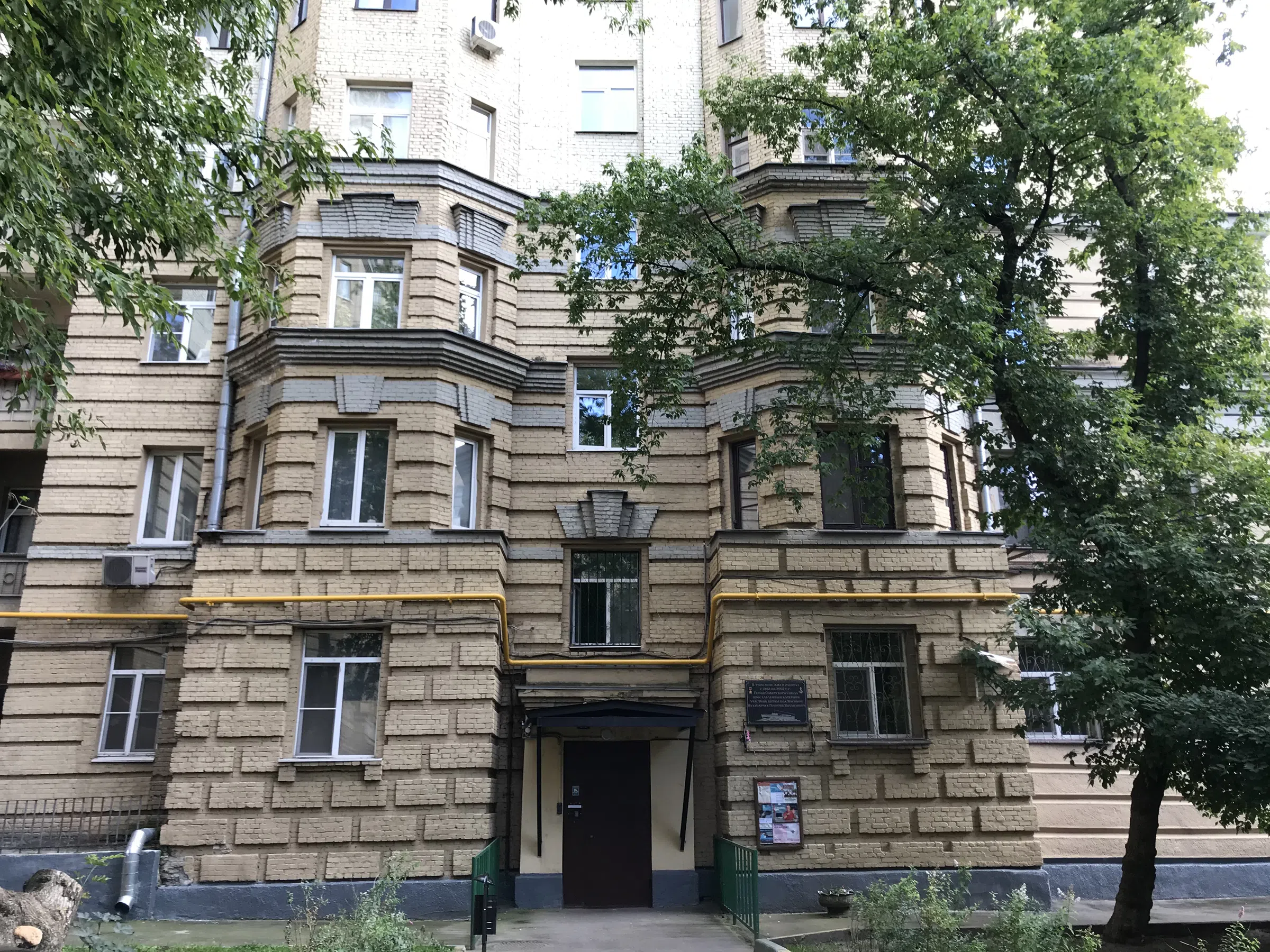 Желтая сталинка во дворе, фото 2
