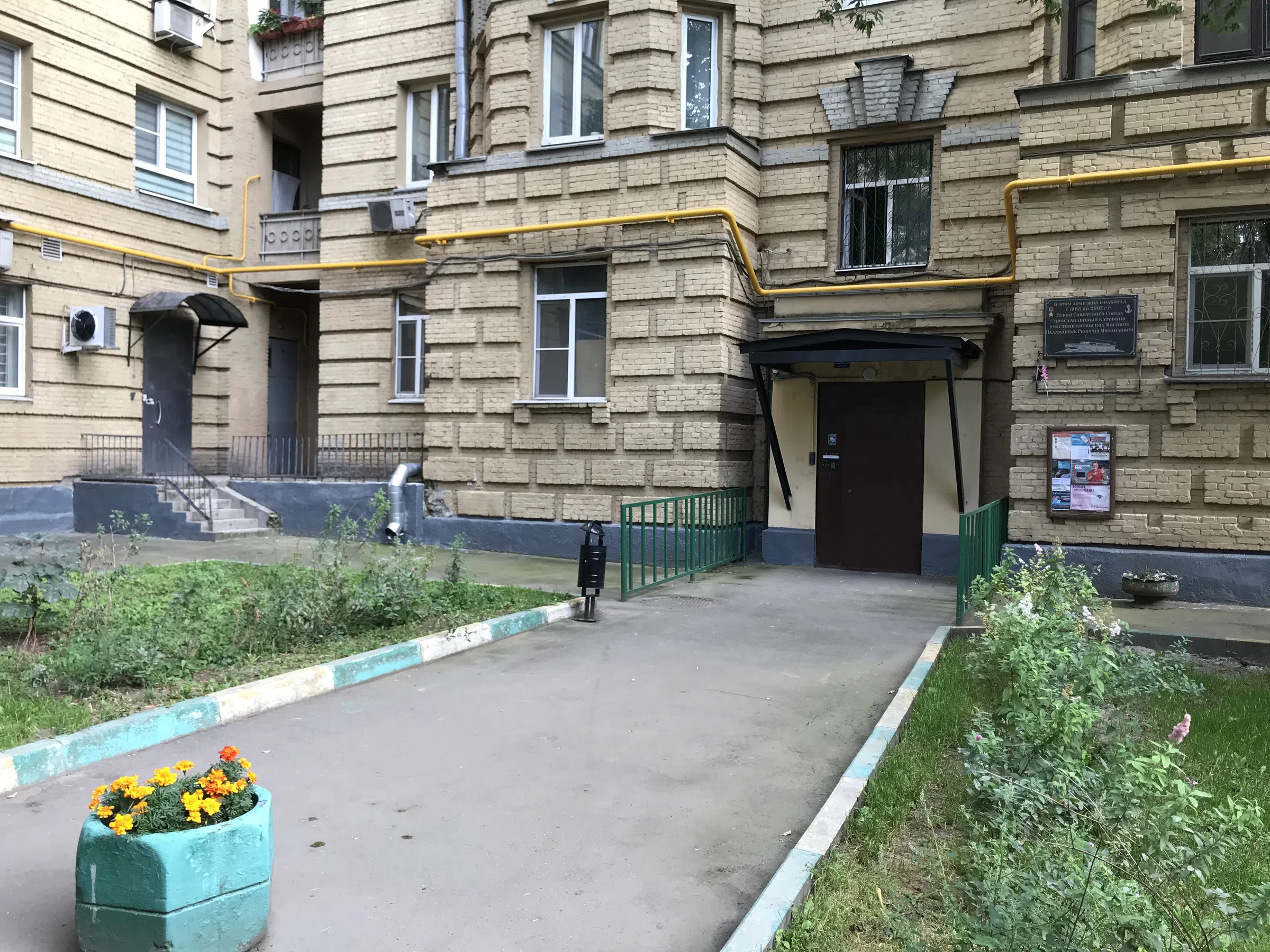 Желтая сталинка во дворе, фото 4