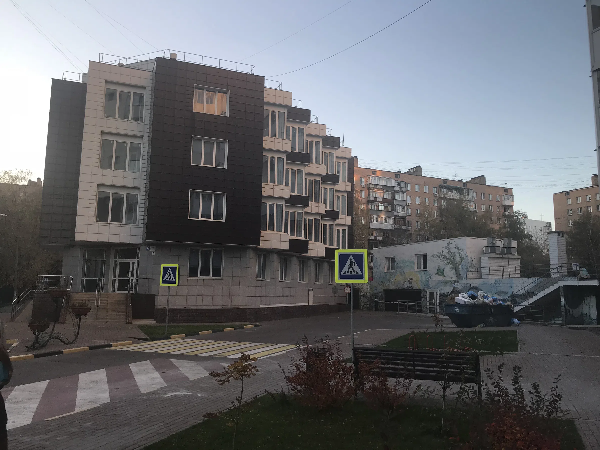 Парковка у жилого комплекса, фото 1