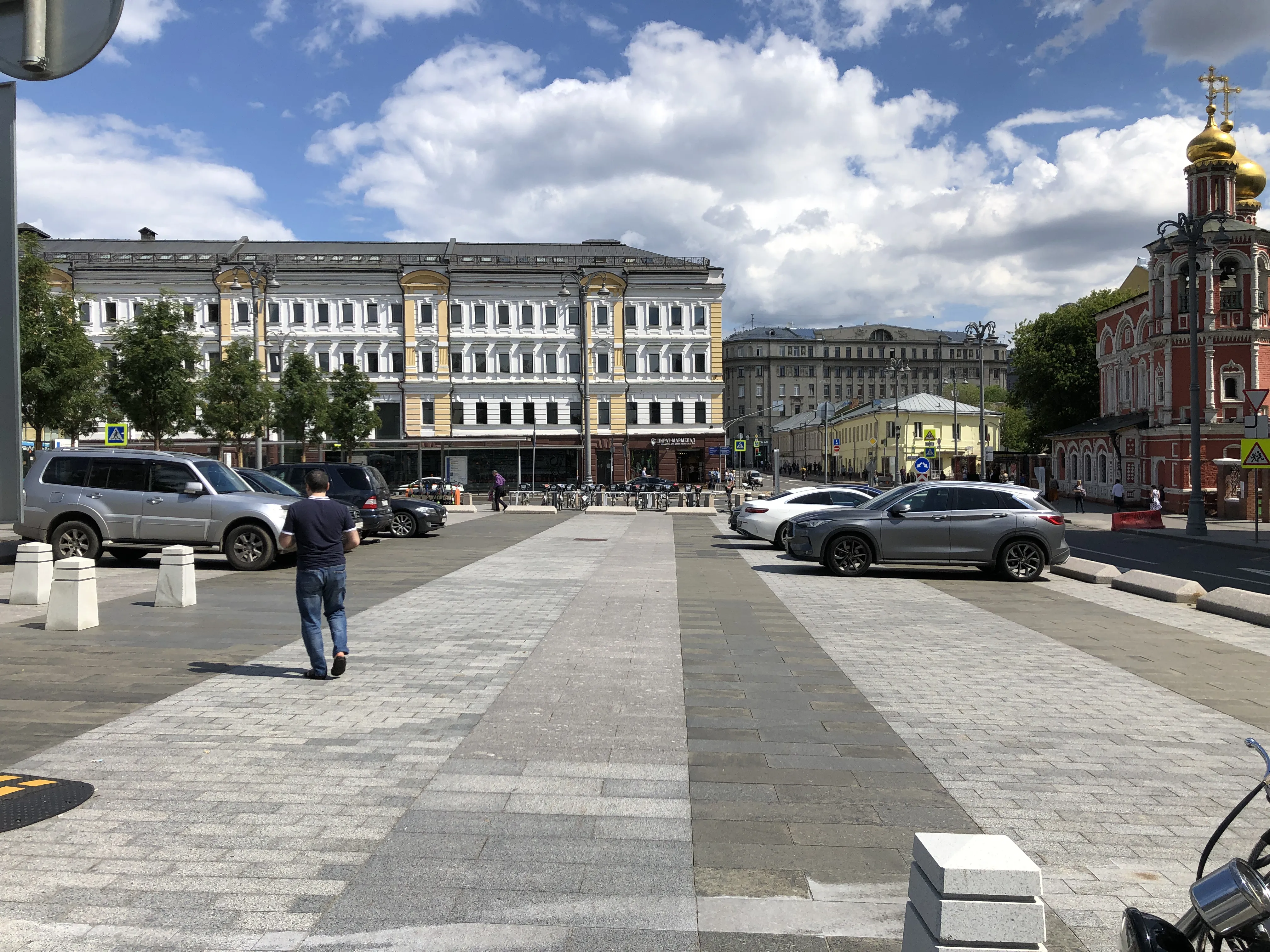 Банк с ярким интерьером, фото 3