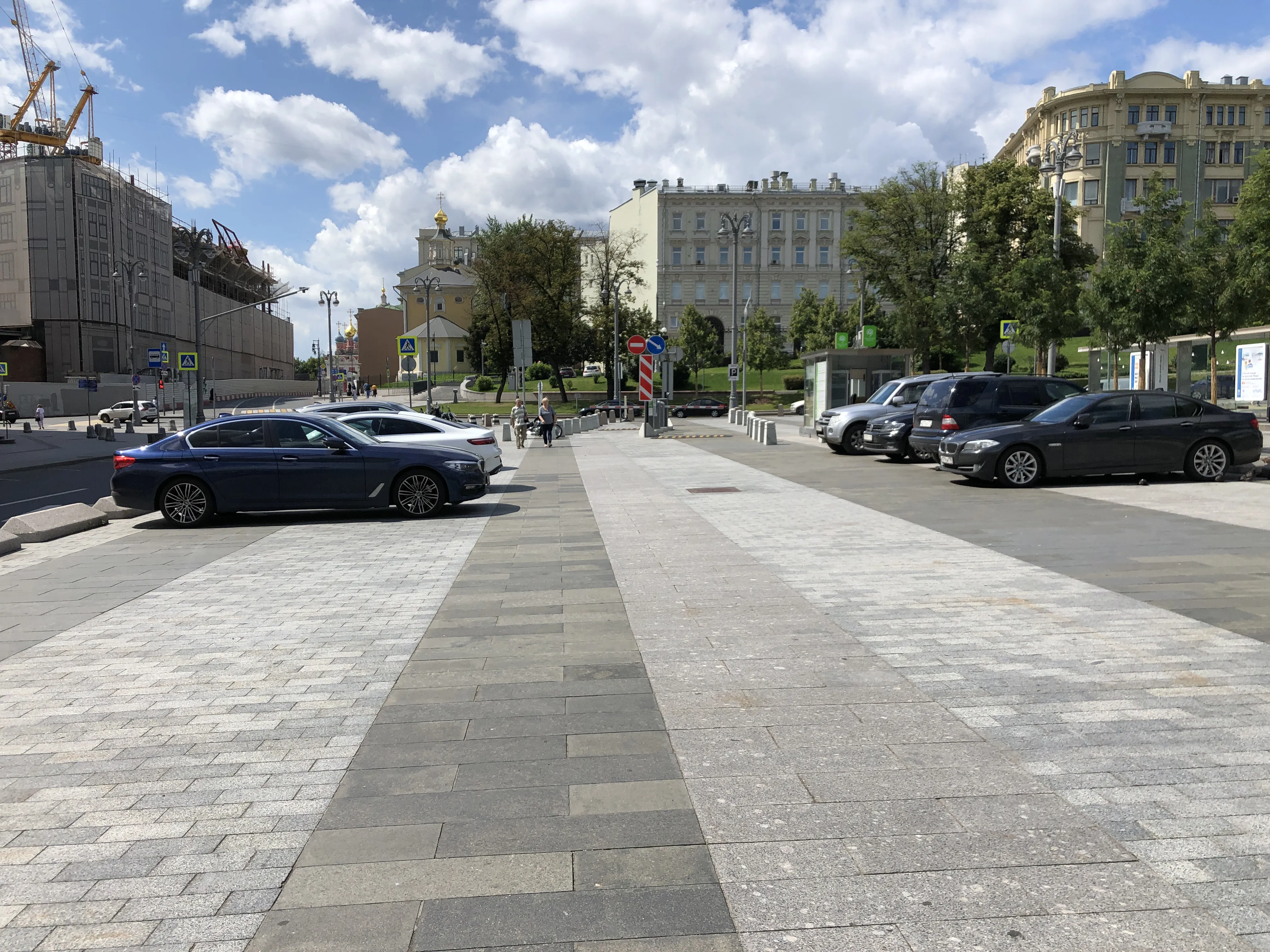 Банк с ярким интерьером, фото 1