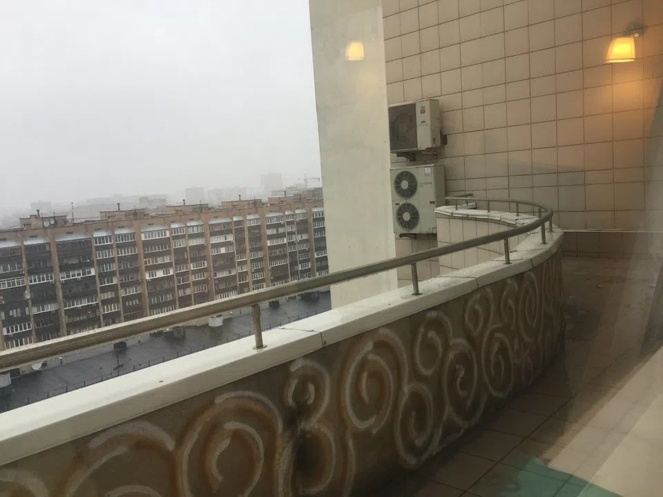 Рыжий стол, винтовая лестница, фото 6