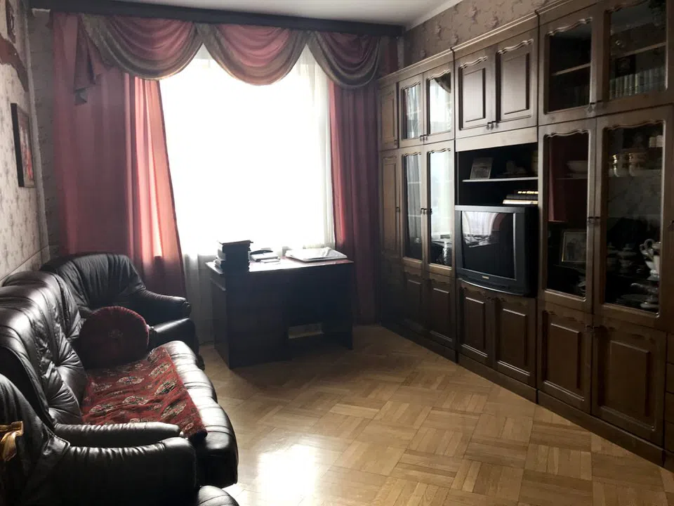 Классическая сталинка с обилием дерева, фото 4