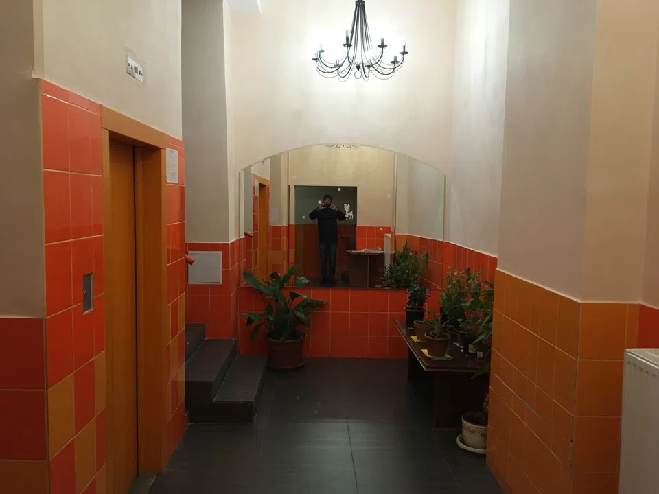 Квартира с оранжевой плиткой в прихожей, фото 6