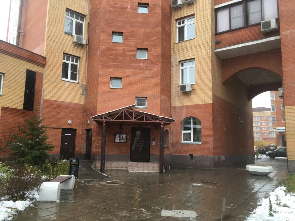 Квартира с оранжевой плиткой в прихожей, фото 4