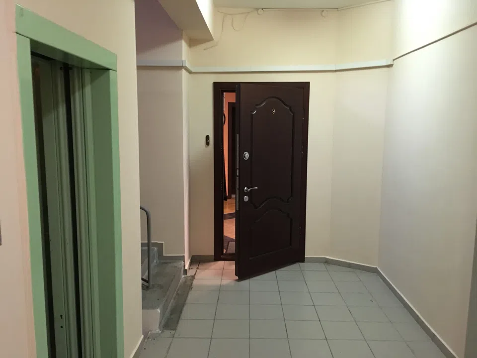 Квартира с оранжевой плиткой в прихожей, фото 8