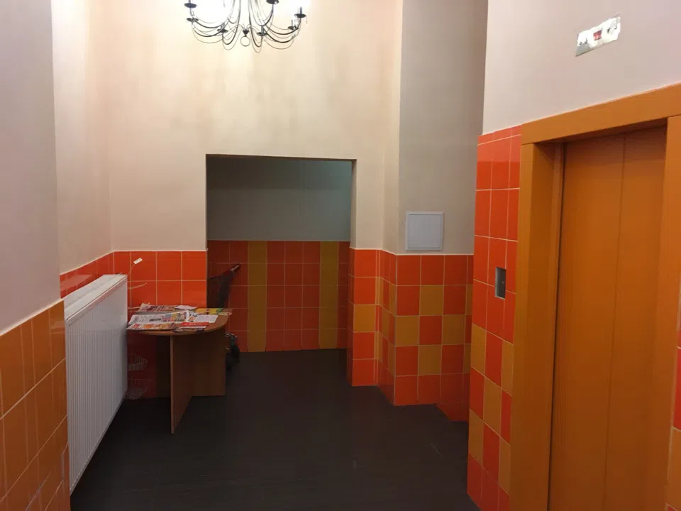 Квартира с оранжевой плиткой в прихожей, фото 7