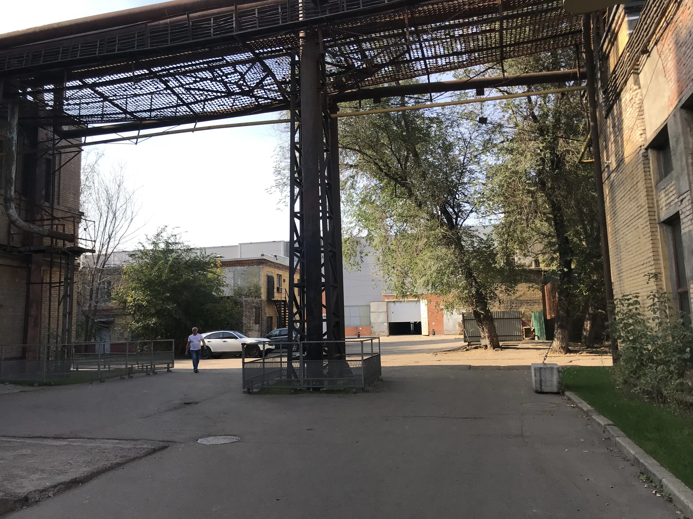 Заводская территория с куклой, фото 4