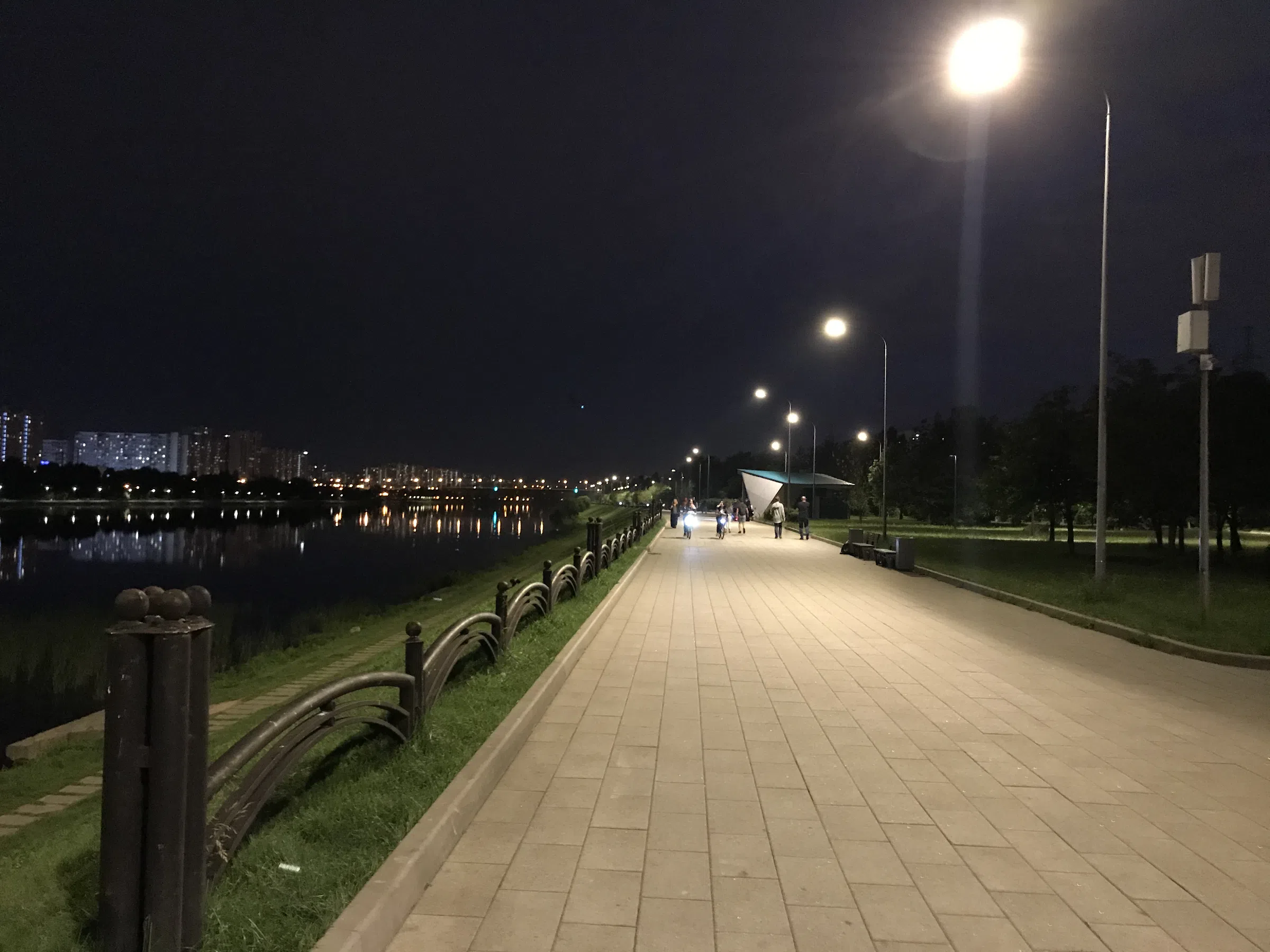 Набережная с мерцающими огнями, фото 3