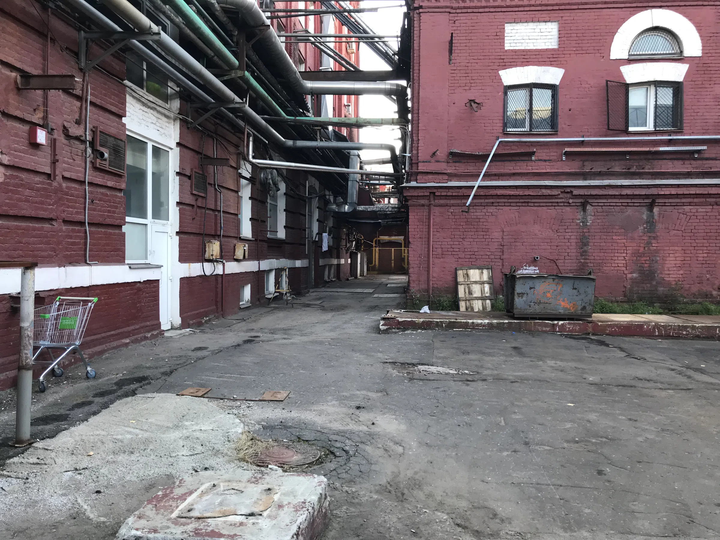 Заводской двор с граффити, фото 7