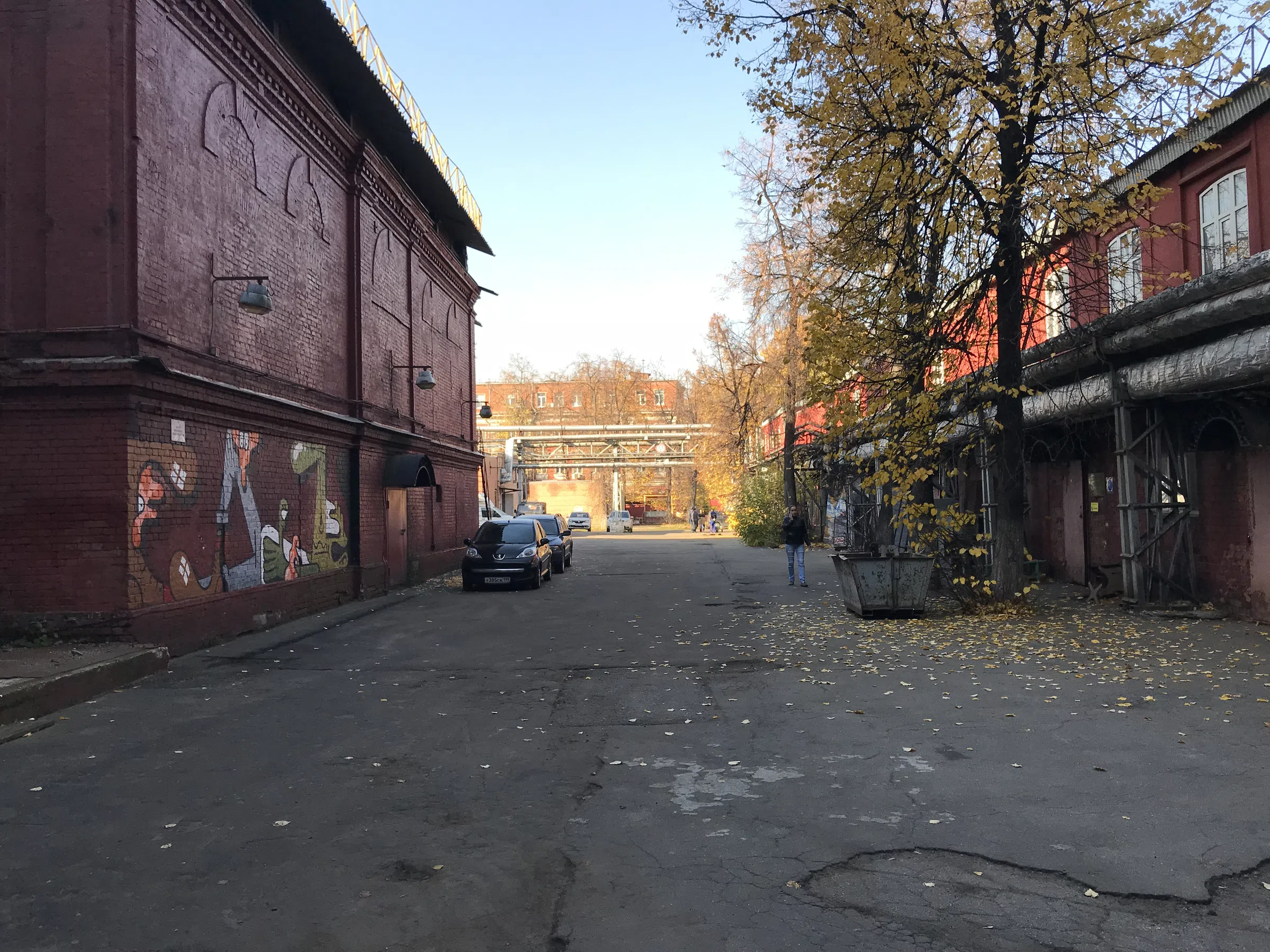 Заводской двор с граффити, фото 8