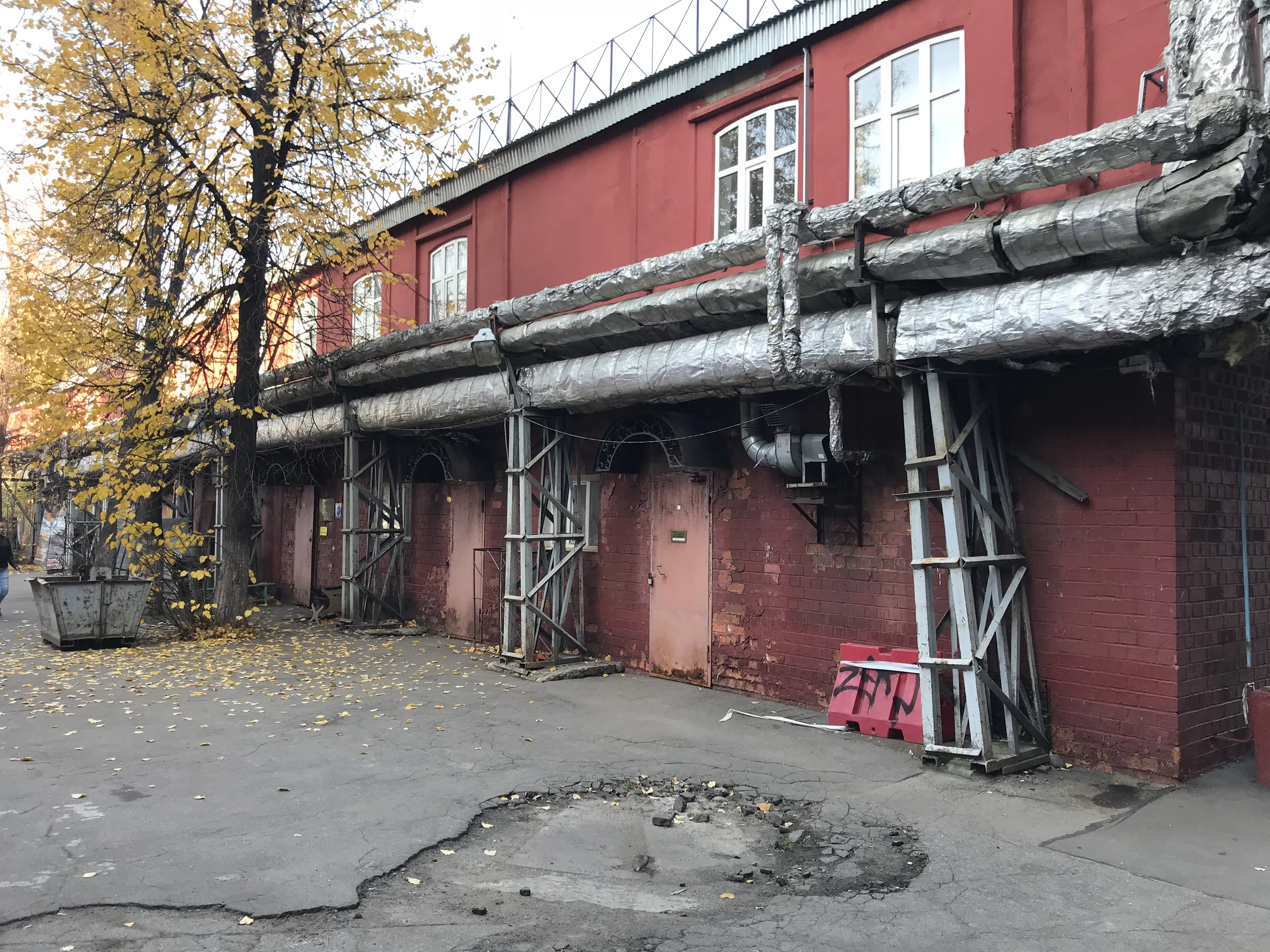 Заводской двор с граффити, фото 9