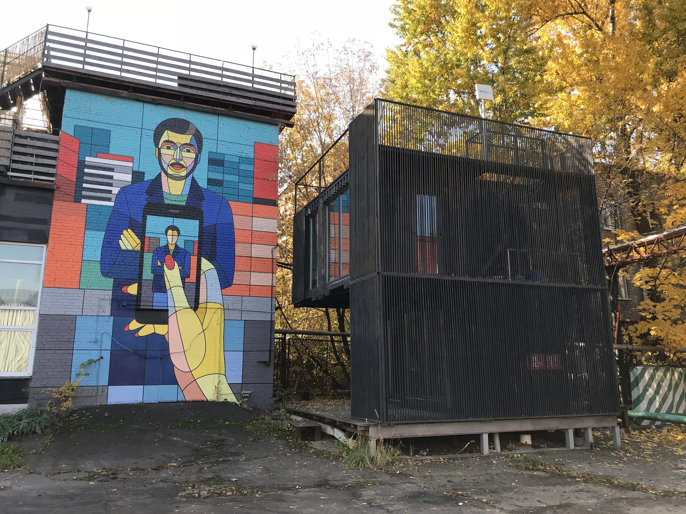 Заводской двор с граффити, фото 18
