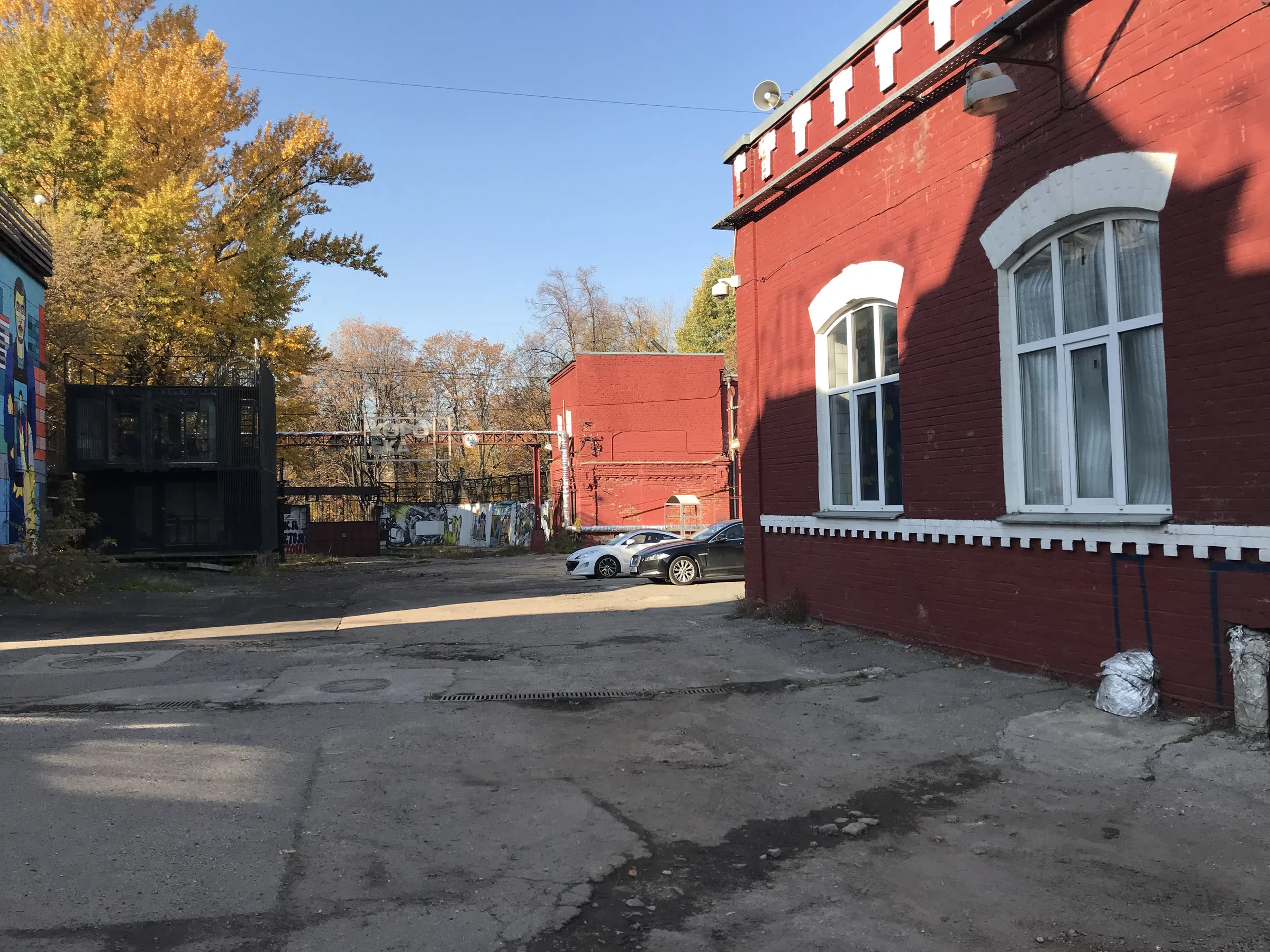 Заводской двор с граффити, фото 13