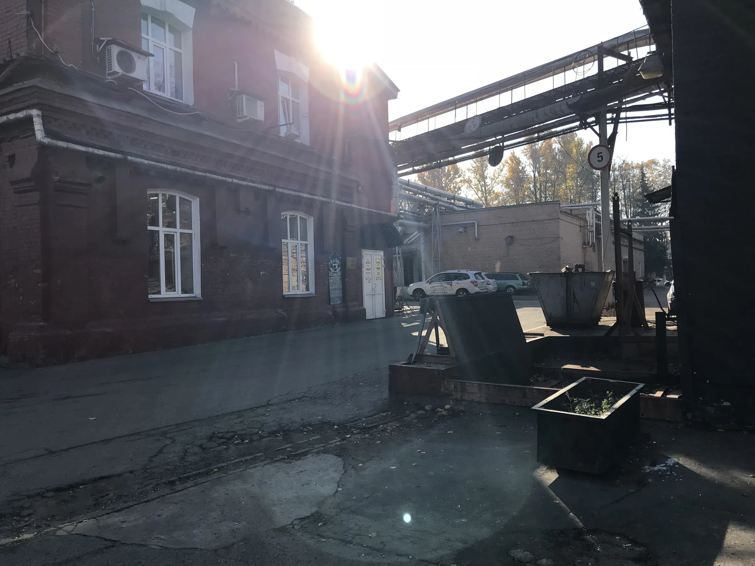 Заводской двор с граффити, фото 16