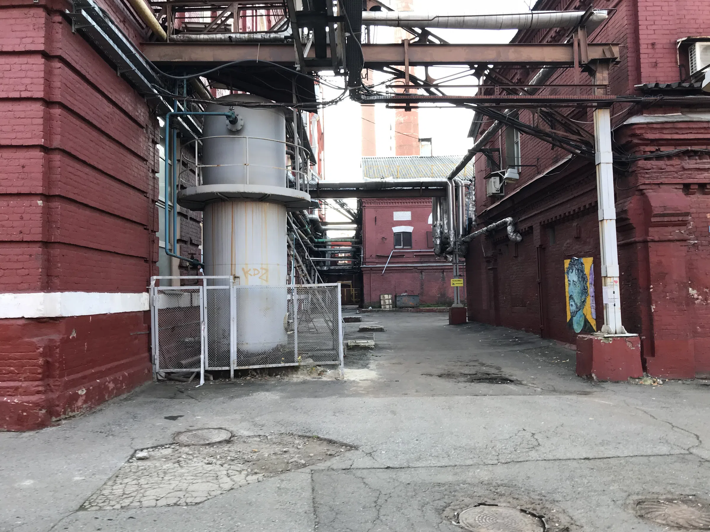 Заводской двор с граффити, фото 4
