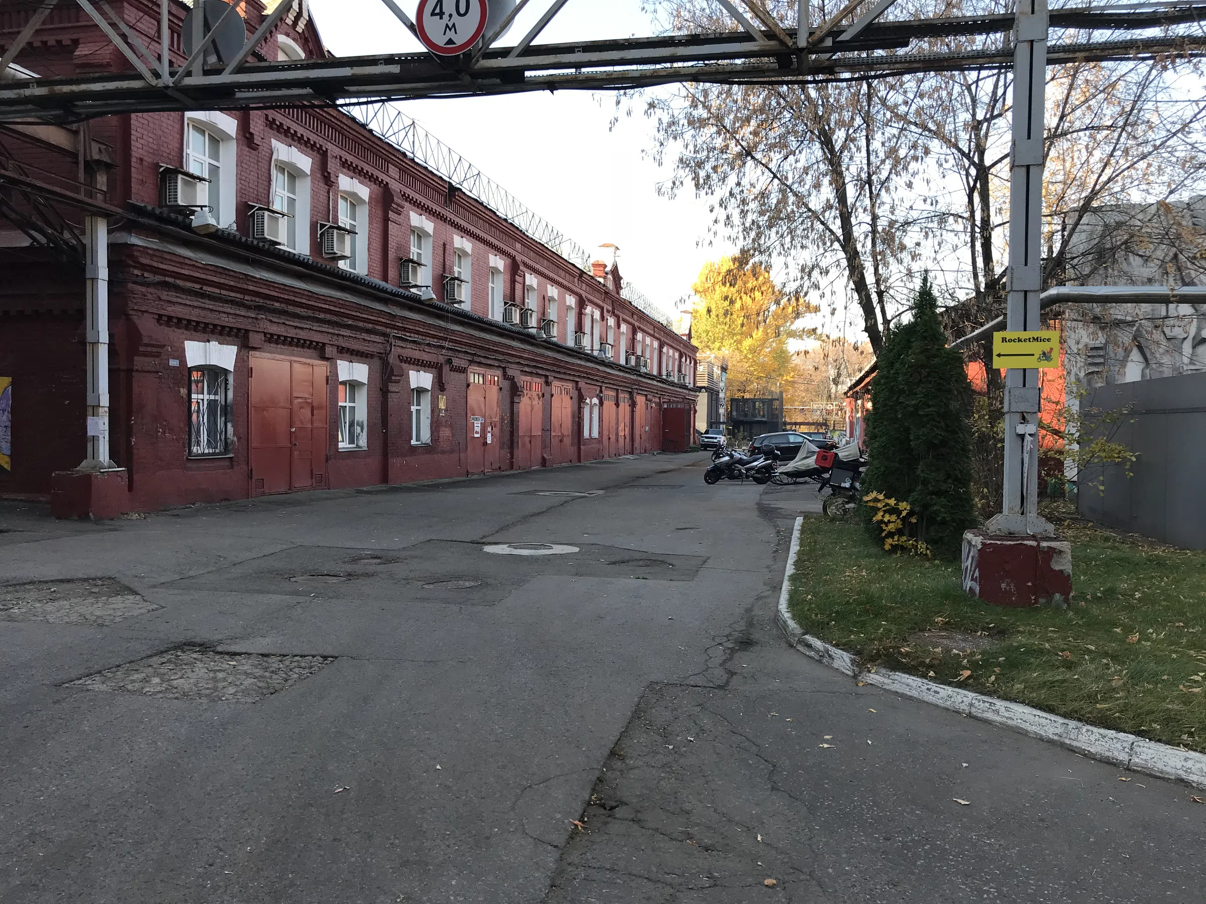 Заводской двор с граффити, фото 11