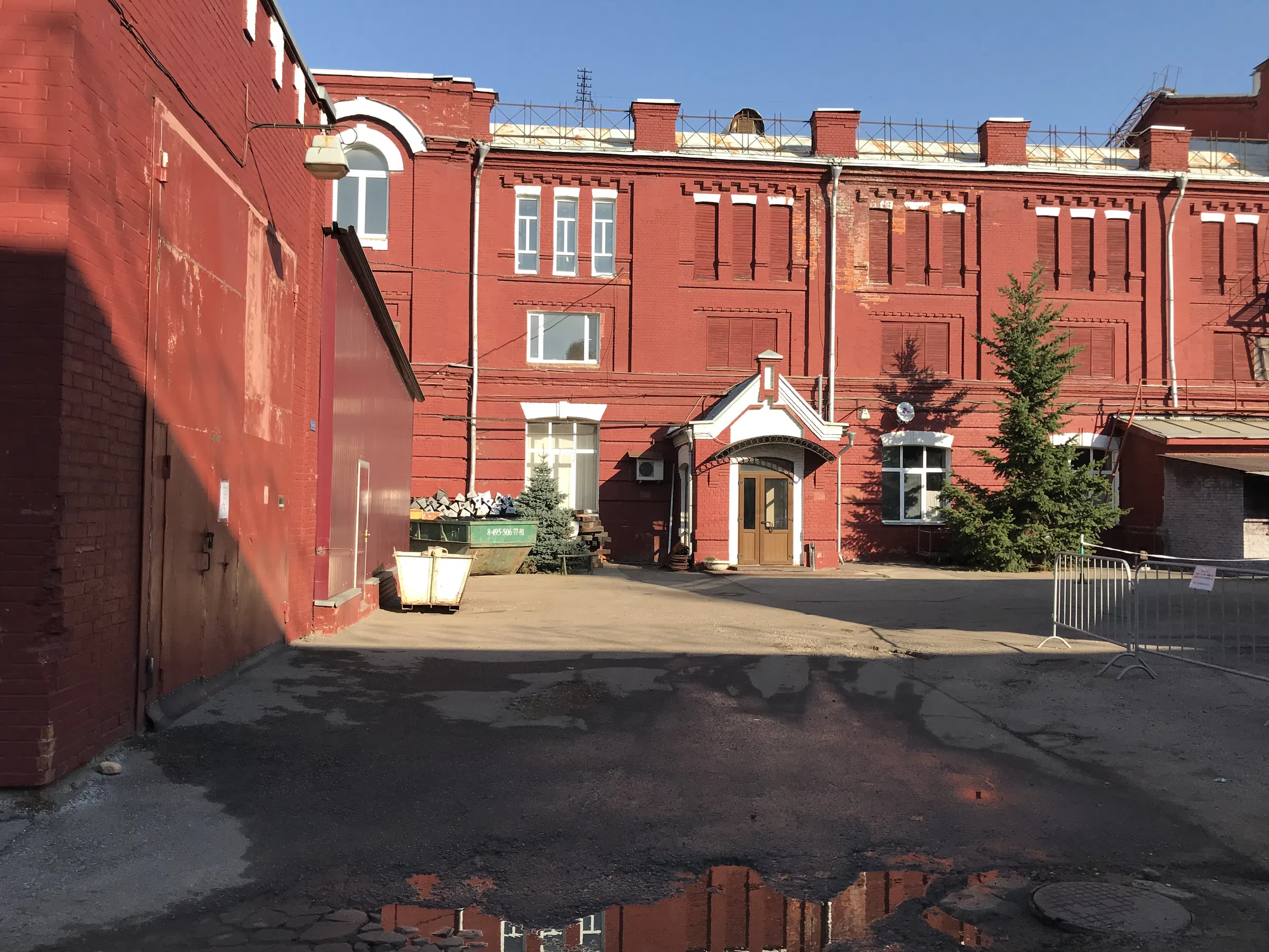 Заводской двор с граффити, фото 12
