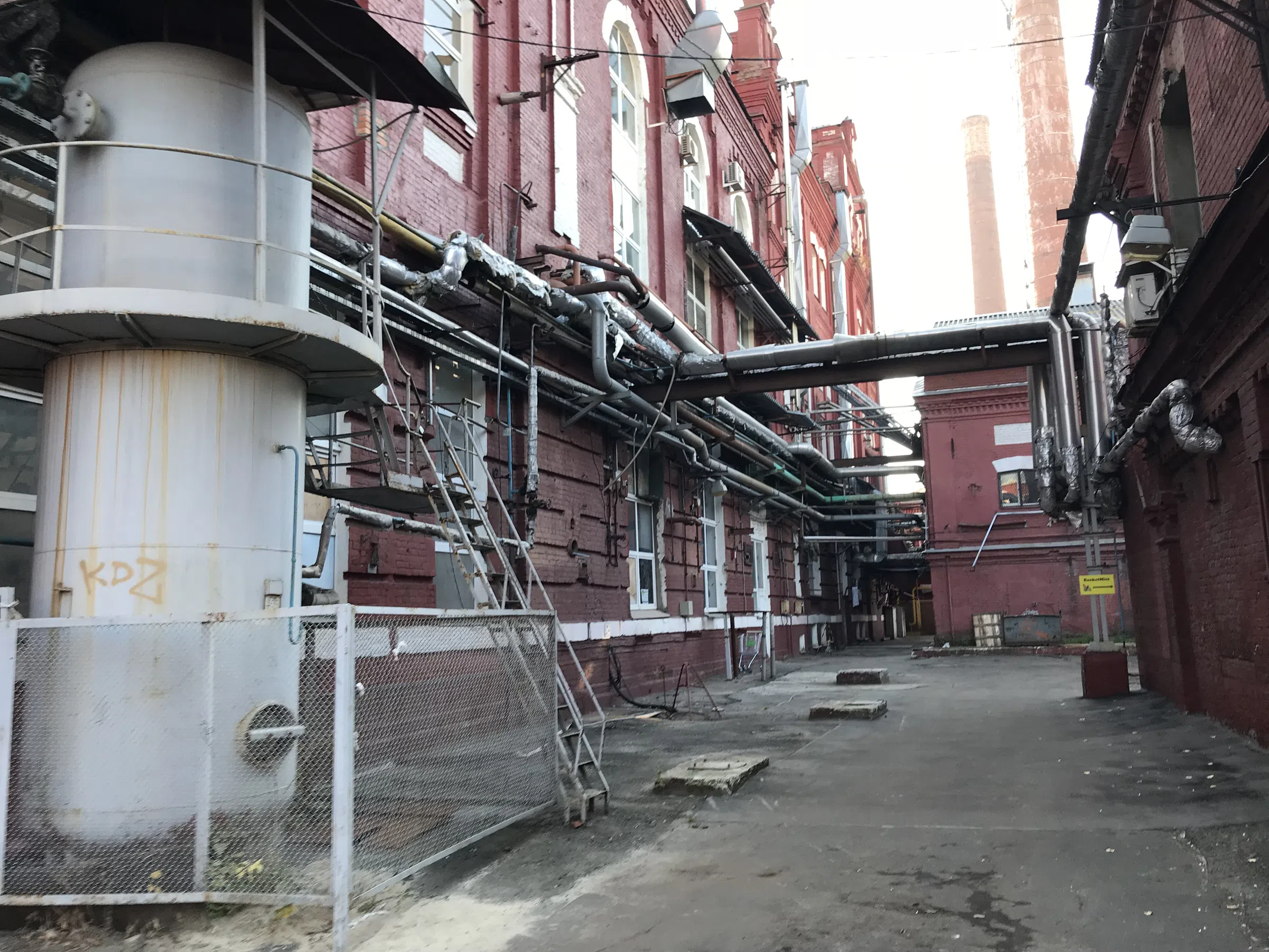 Заводской двор с граффити, фото 5
