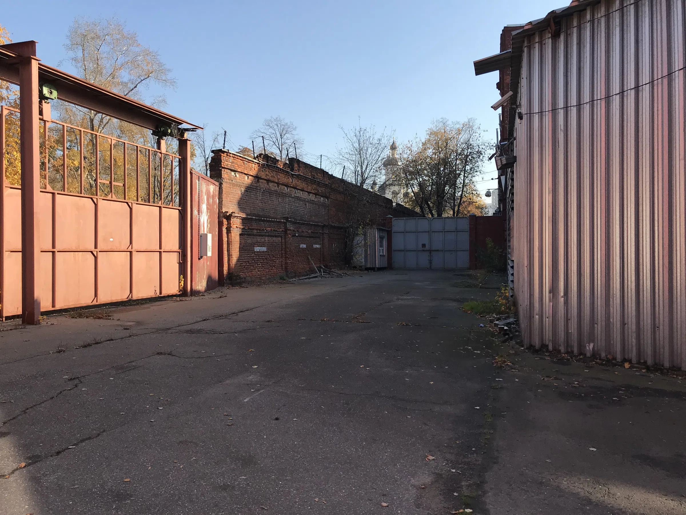 Заводской двор с граффити, фото 24