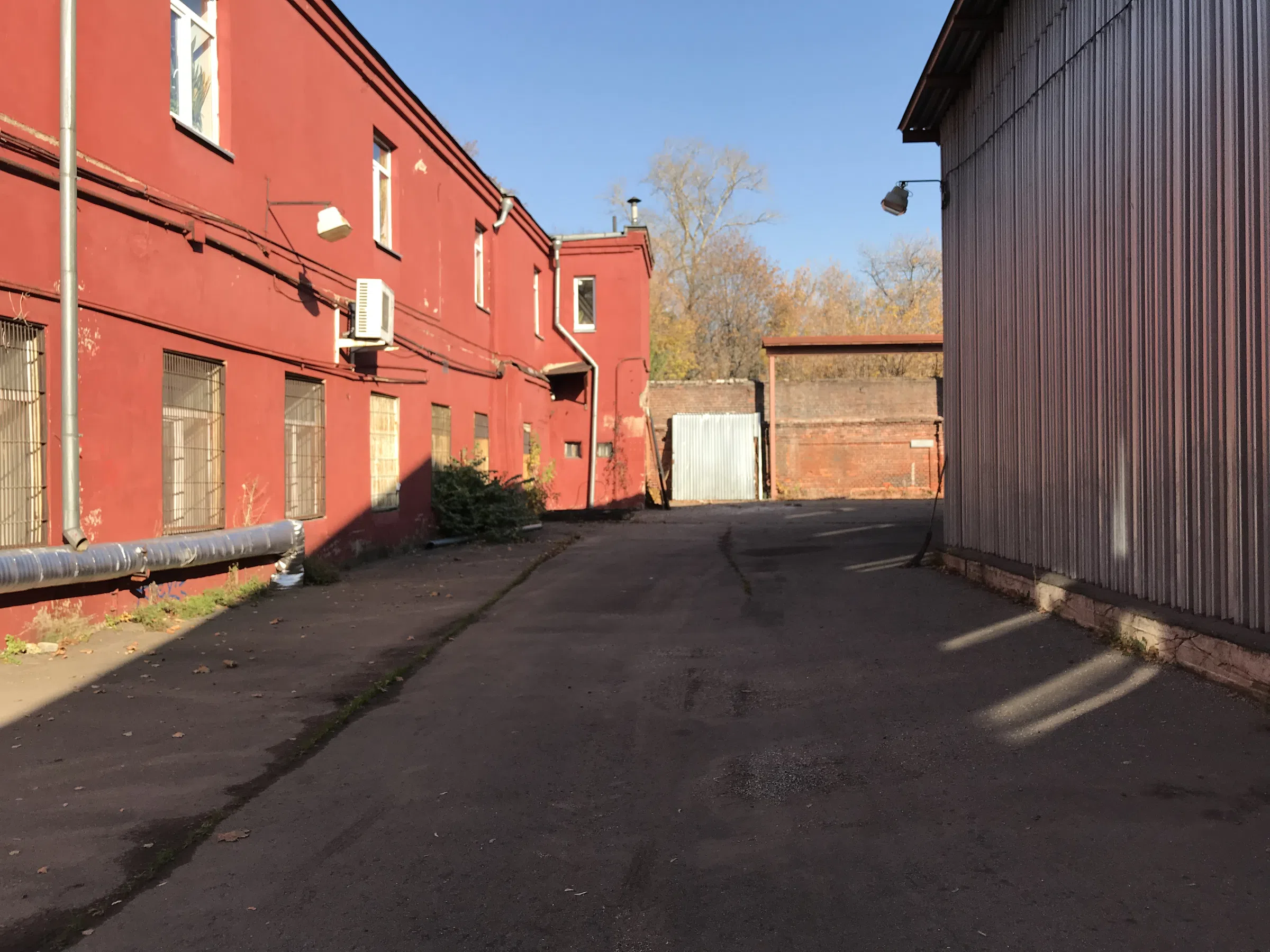 Заводской двор с граффити, фото 22
