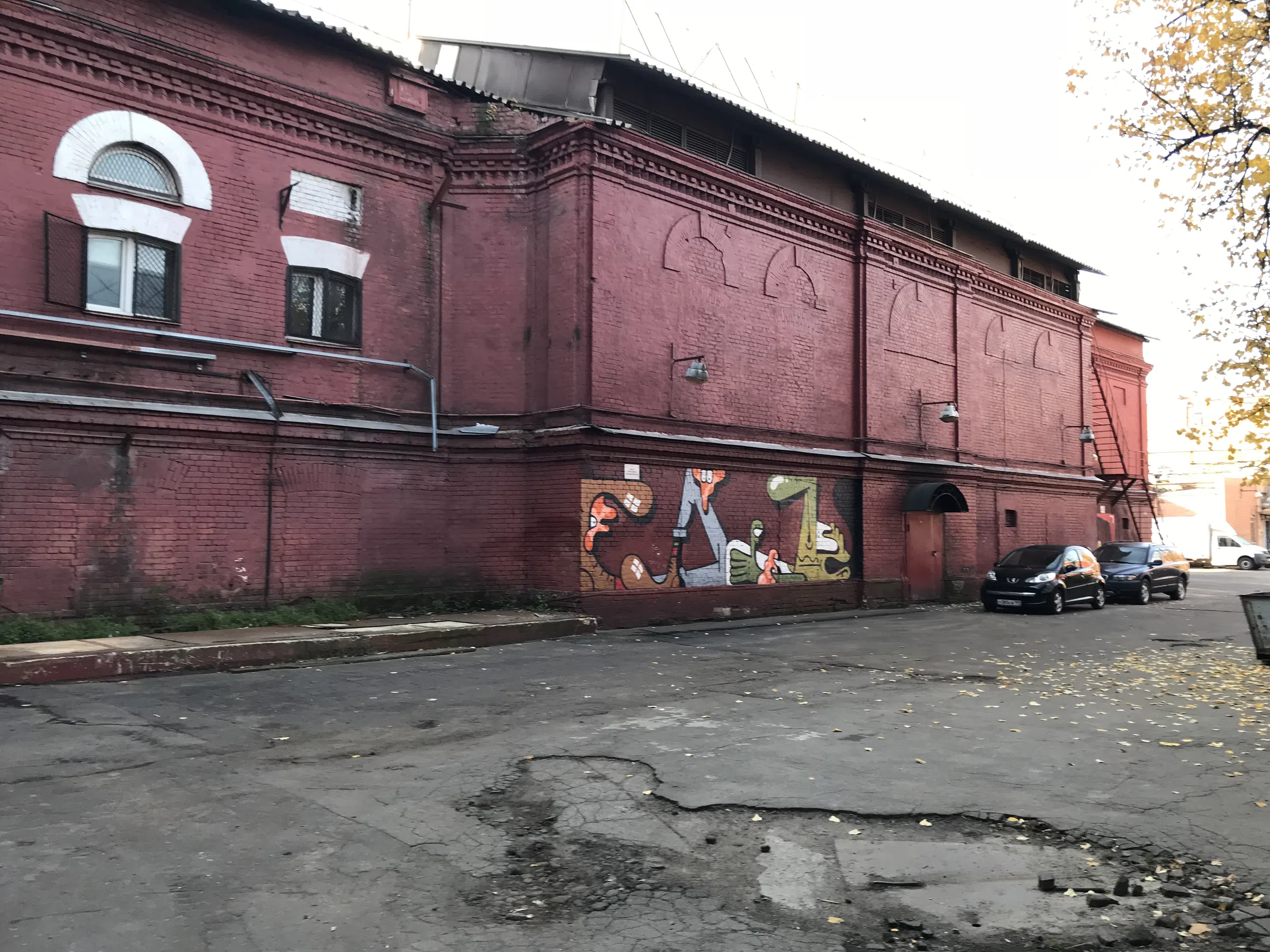 Заводской двор с граффити, фото 6