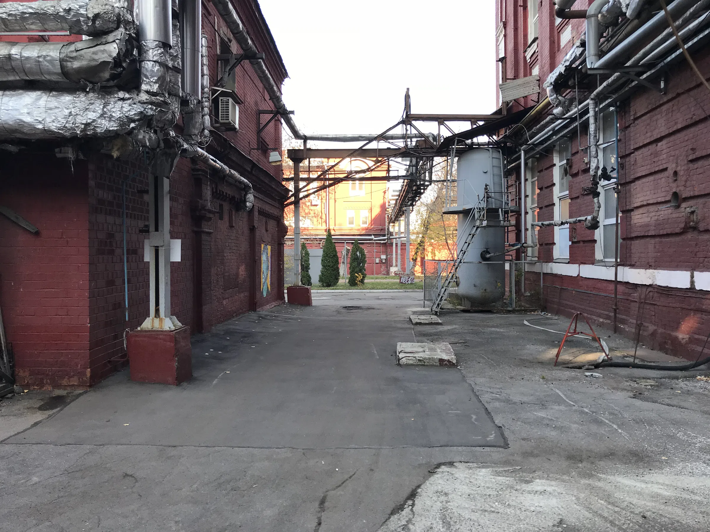 Заводской двор с граффити, фото 10