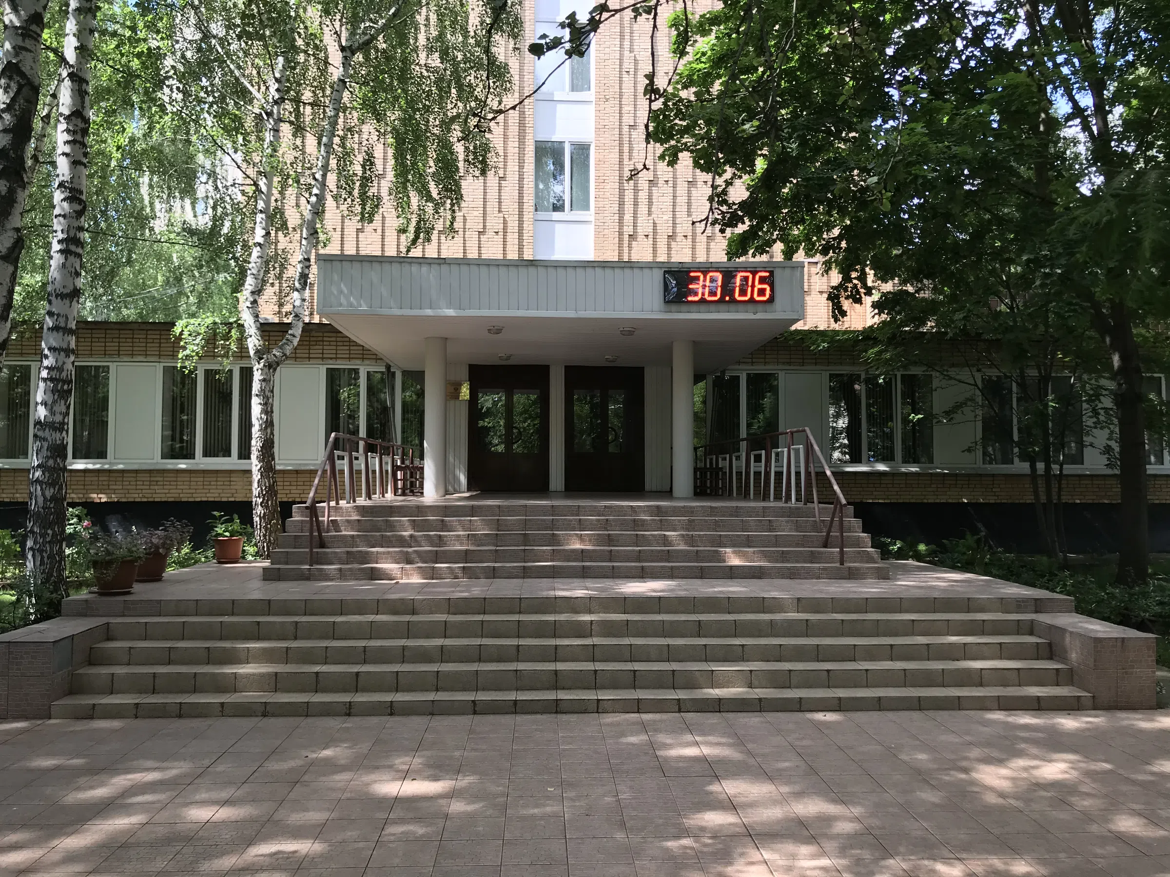 Кирпичный офис среди деревьев, фото 13