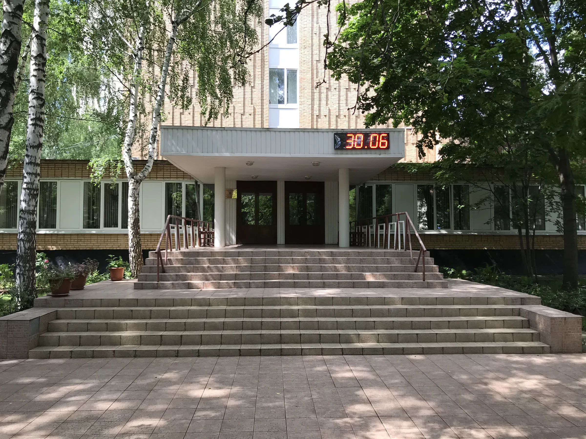 Кирпичный офис среди деревьев, фото 12