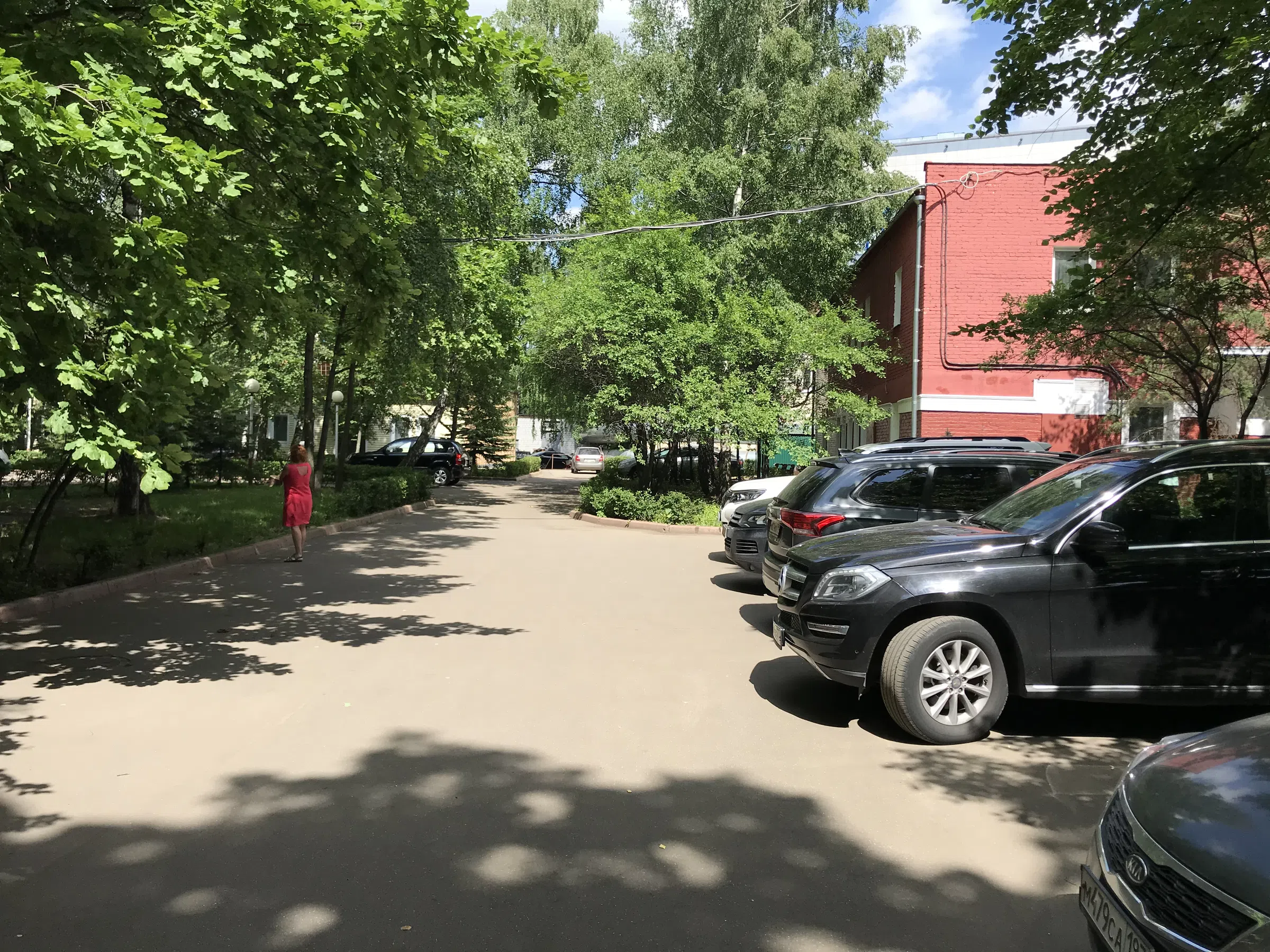 Кирпичный офис среди деревьев, фото 3