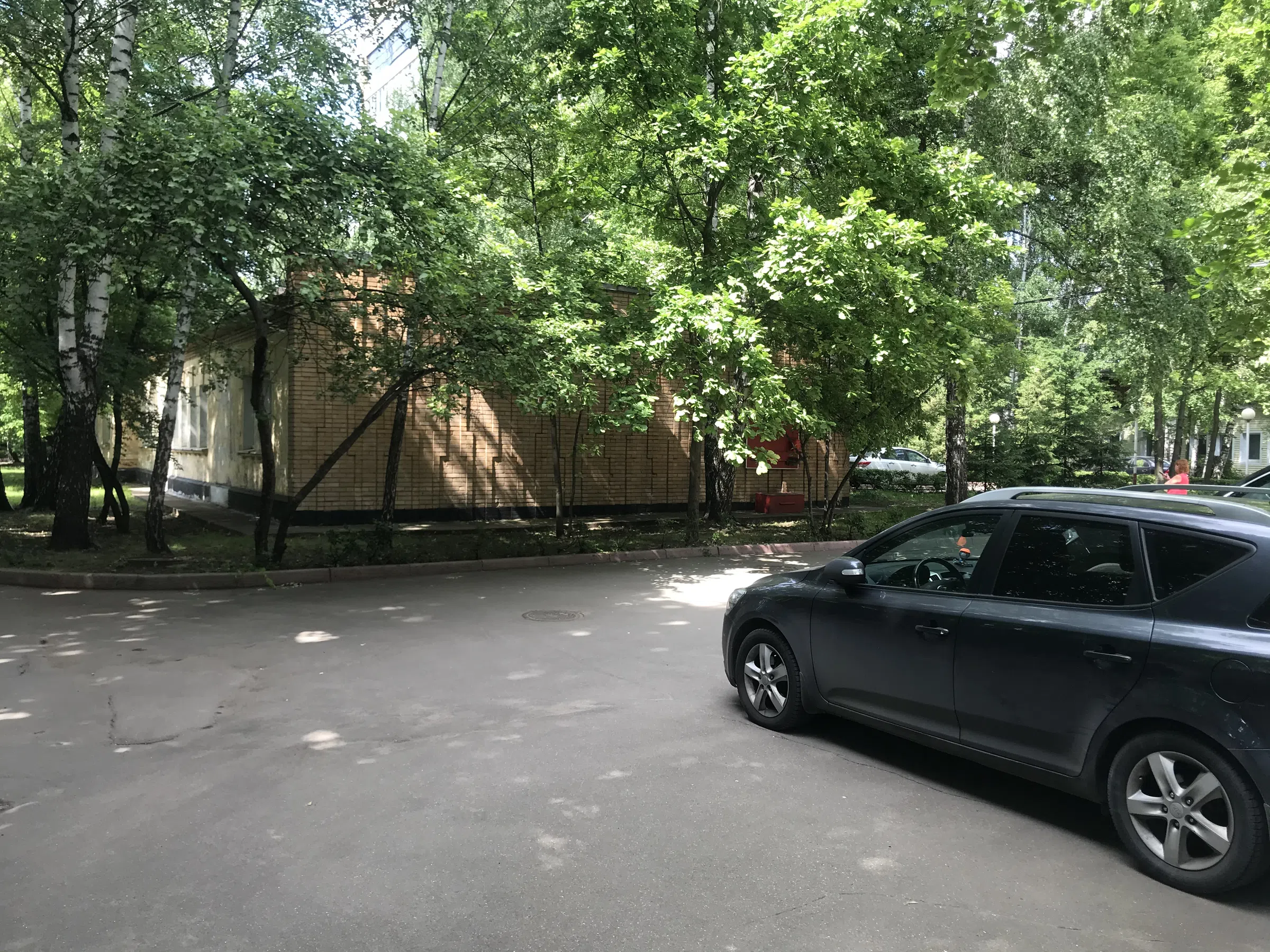 Кирпичный офис среди деревьев, фото 2