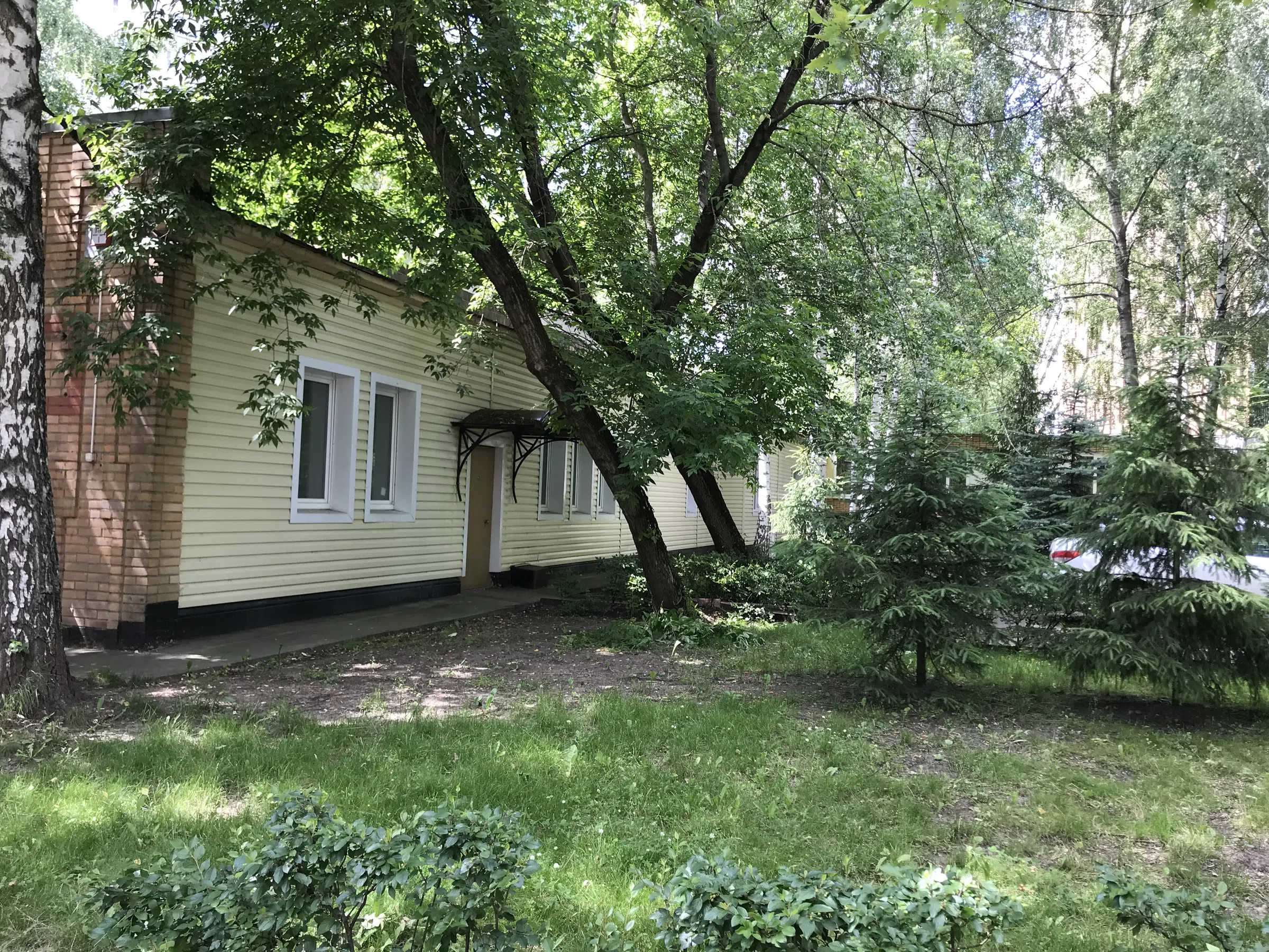 Кирпичный офис среди деревьев, фото 9