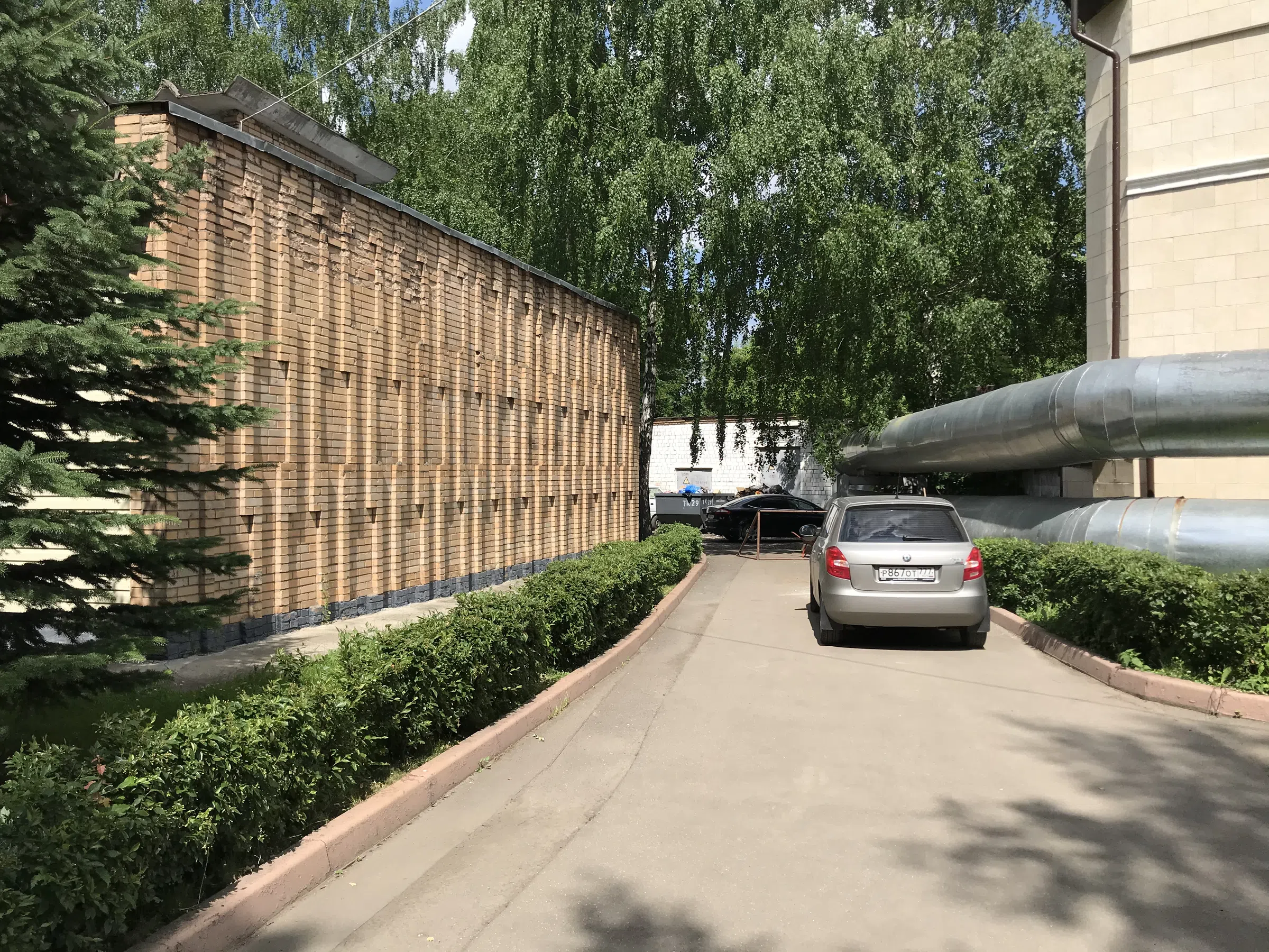 Кирпичный офис среди деревьев, фото 21