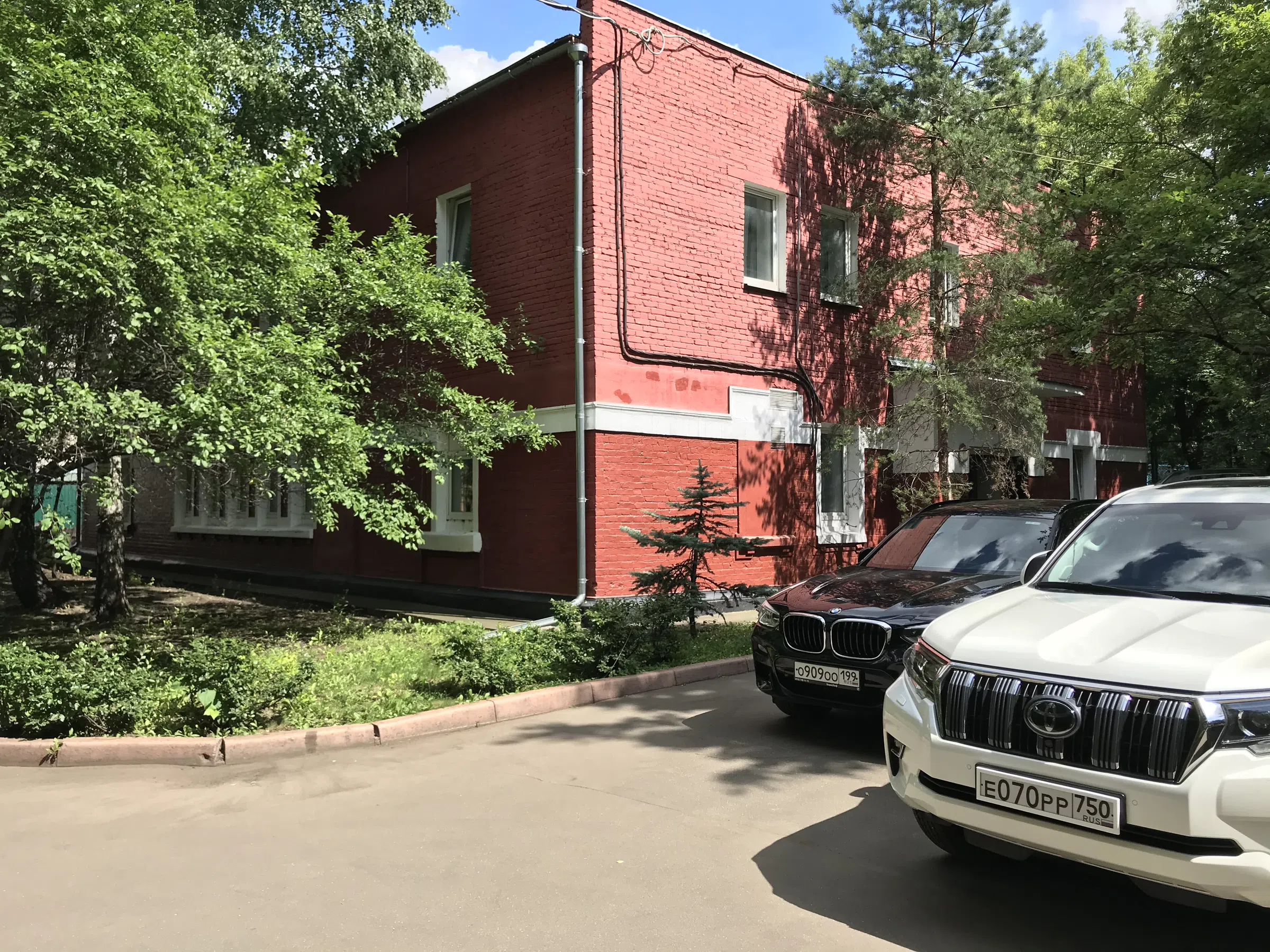 Кирпичный офис среди деревьев, фото 7