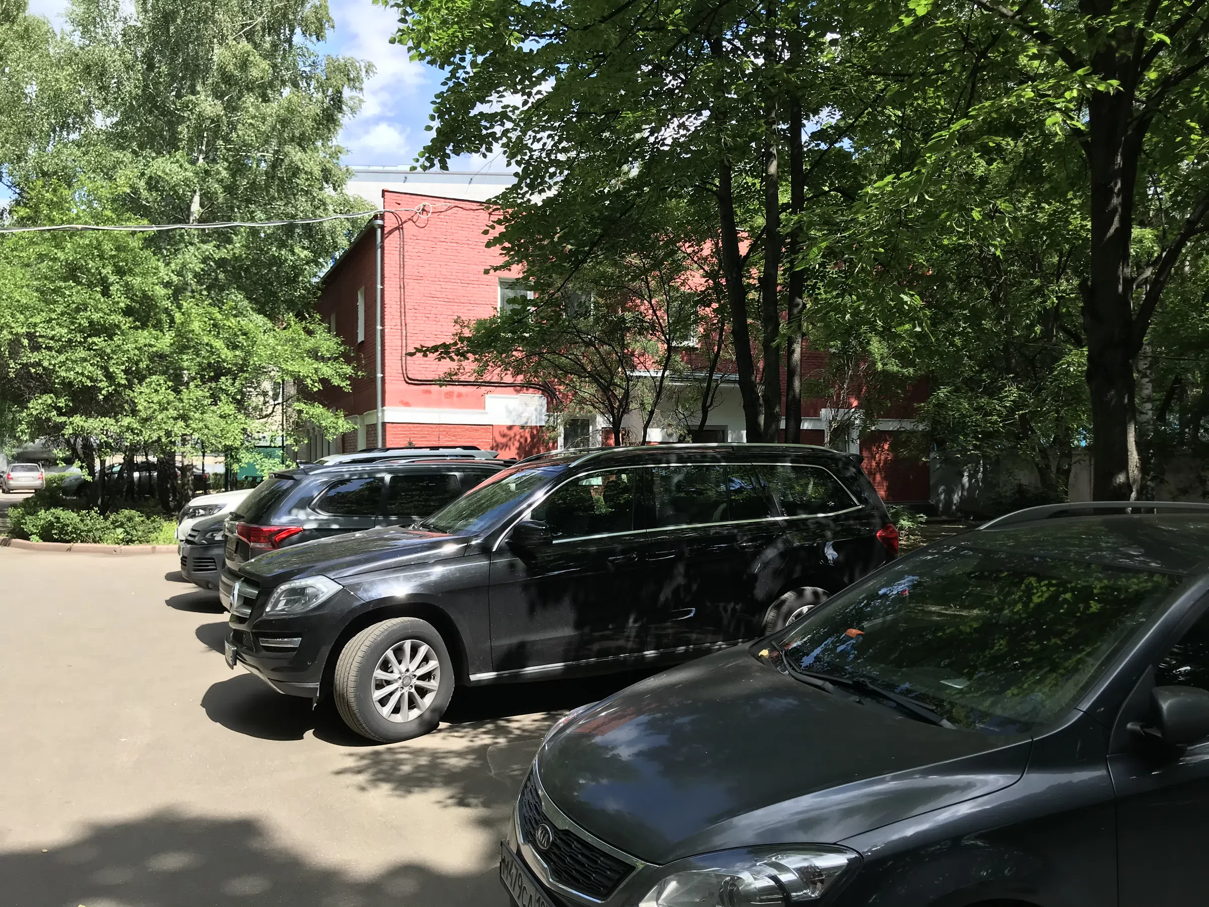 Кирпичный офис среди деревьев, фото 5