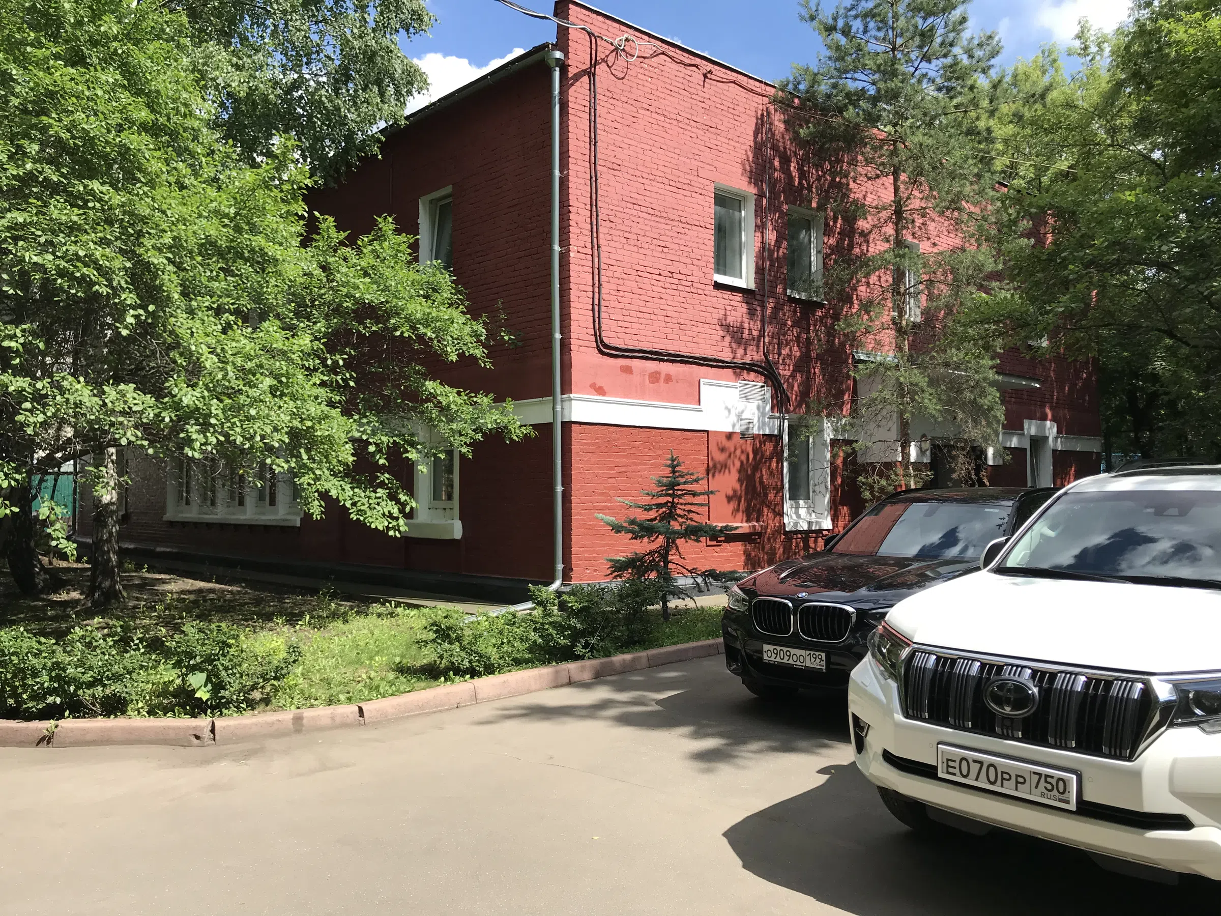 Кирпичный офис среди деревьев, фото 6