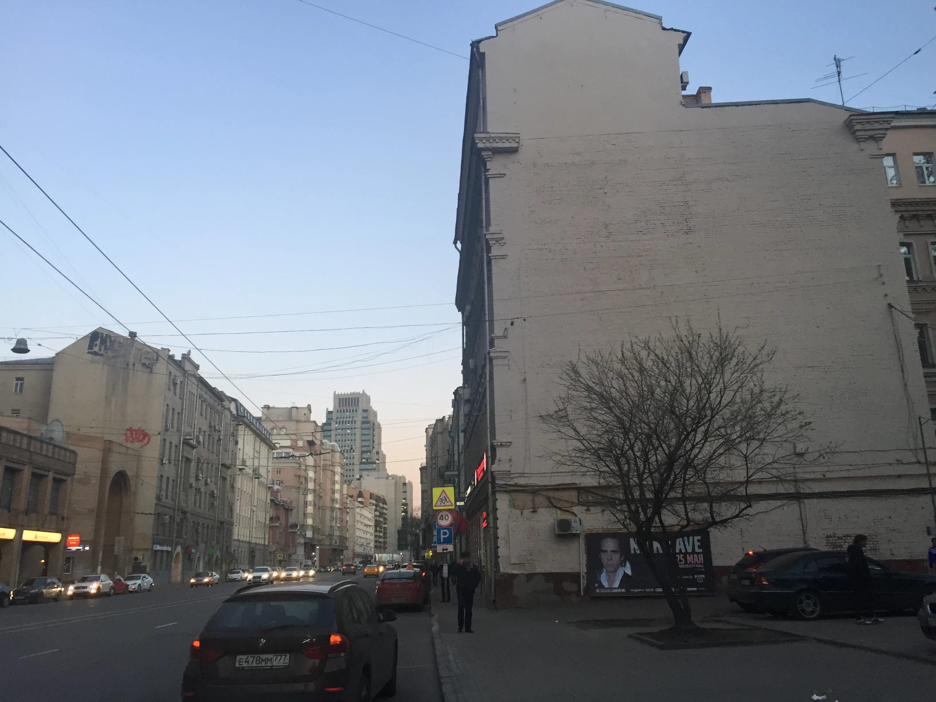Городская парковка у здания, фото 3