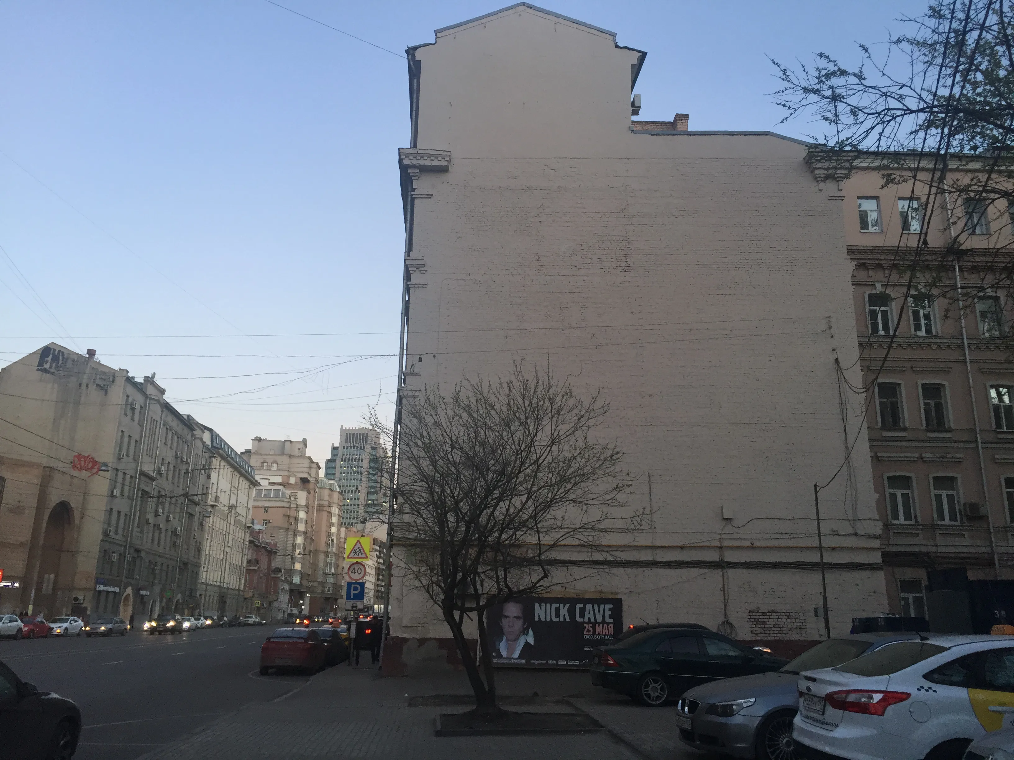 Городская парковка у здания, фото 1