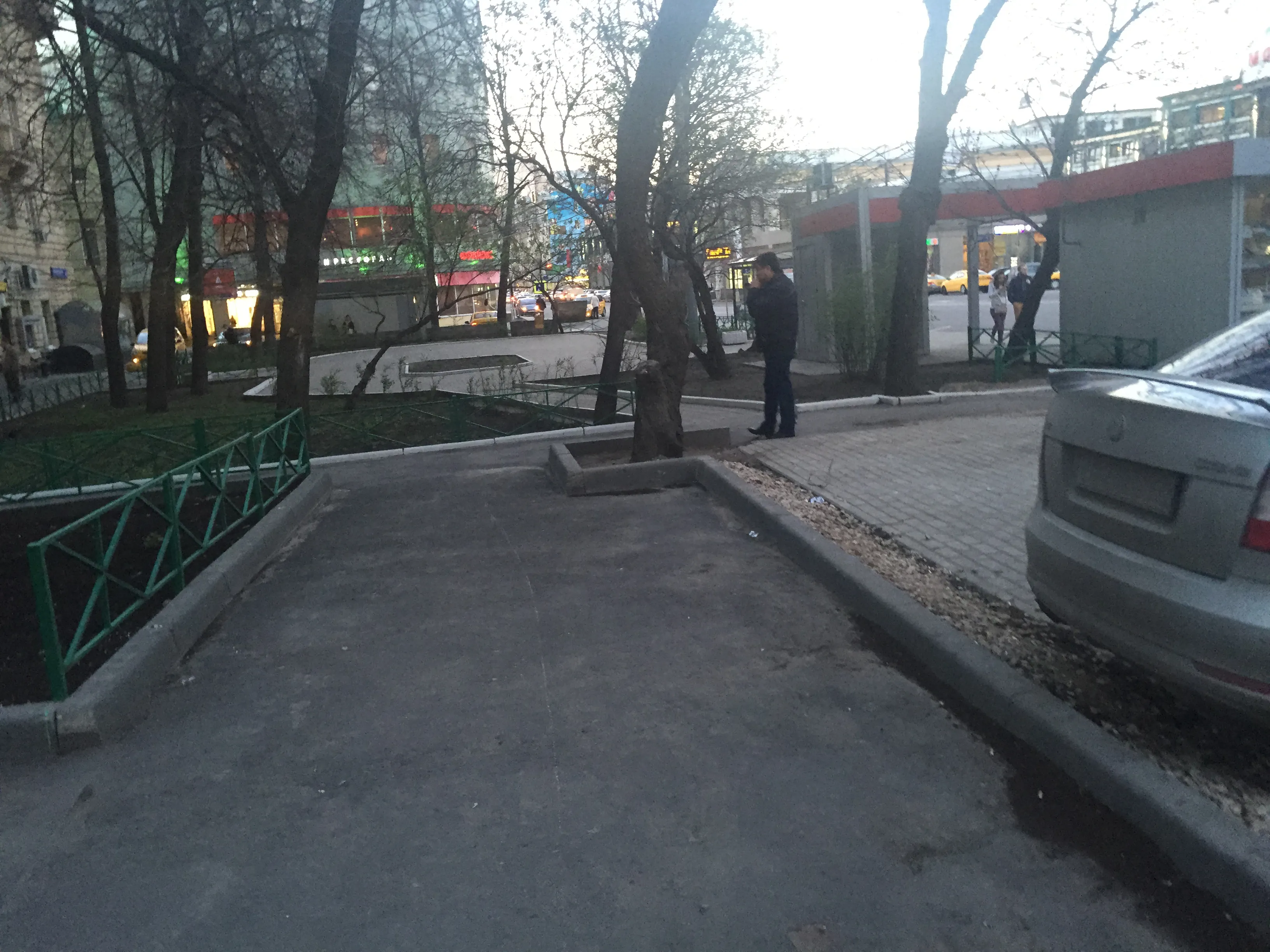 Городская парковка у здания, фото 7