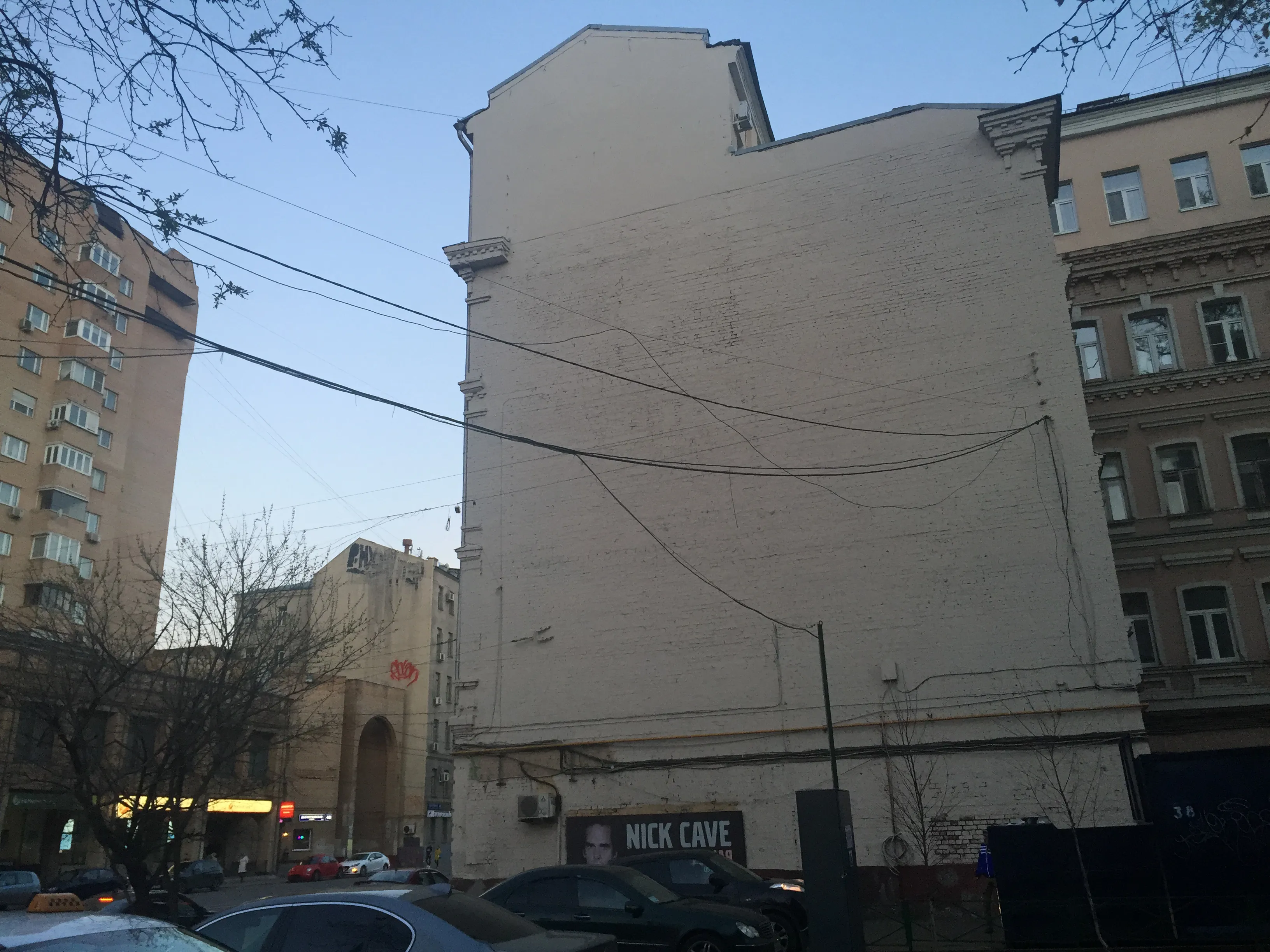Городская парковка у здания, фото 5