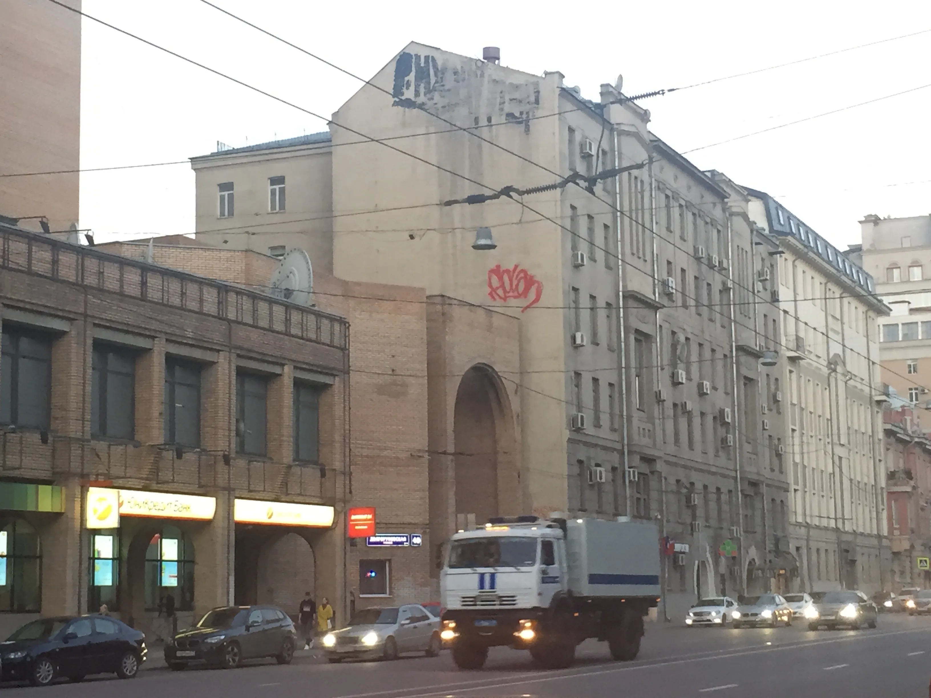 Городская парковка у здания, фото 8