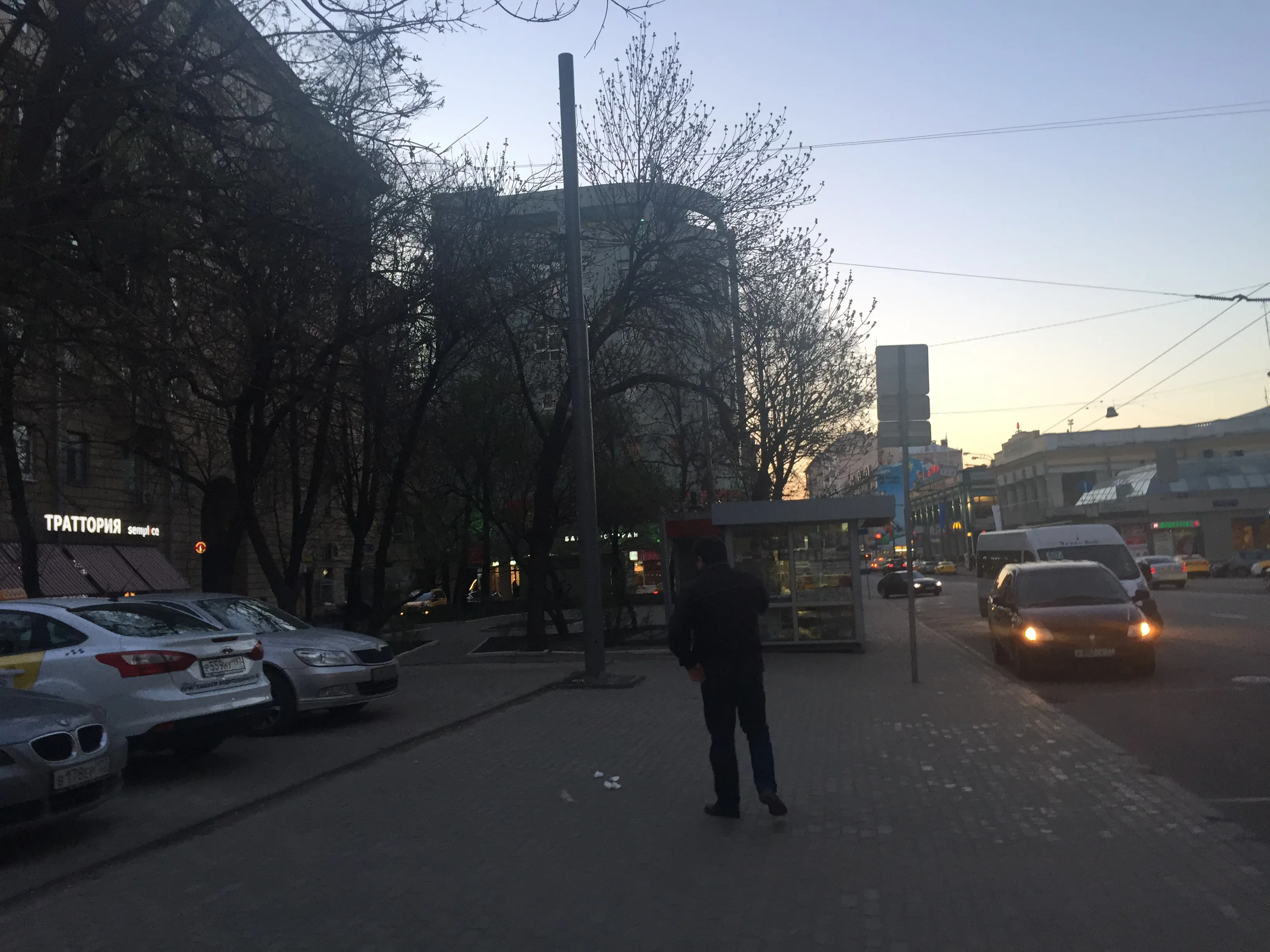 Городская парковка у здания, фото 4