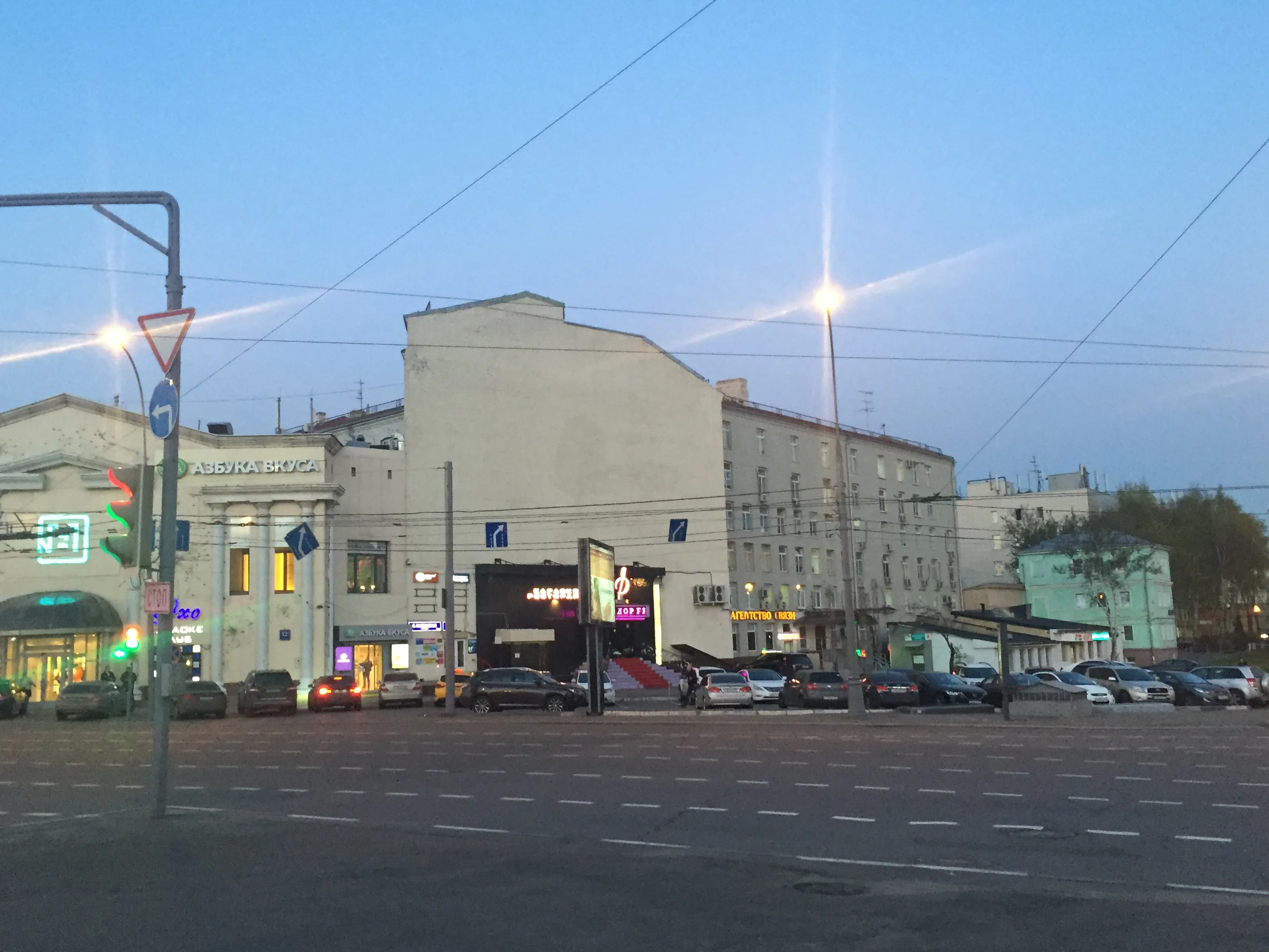 Здание с красной лестницей, фото 1