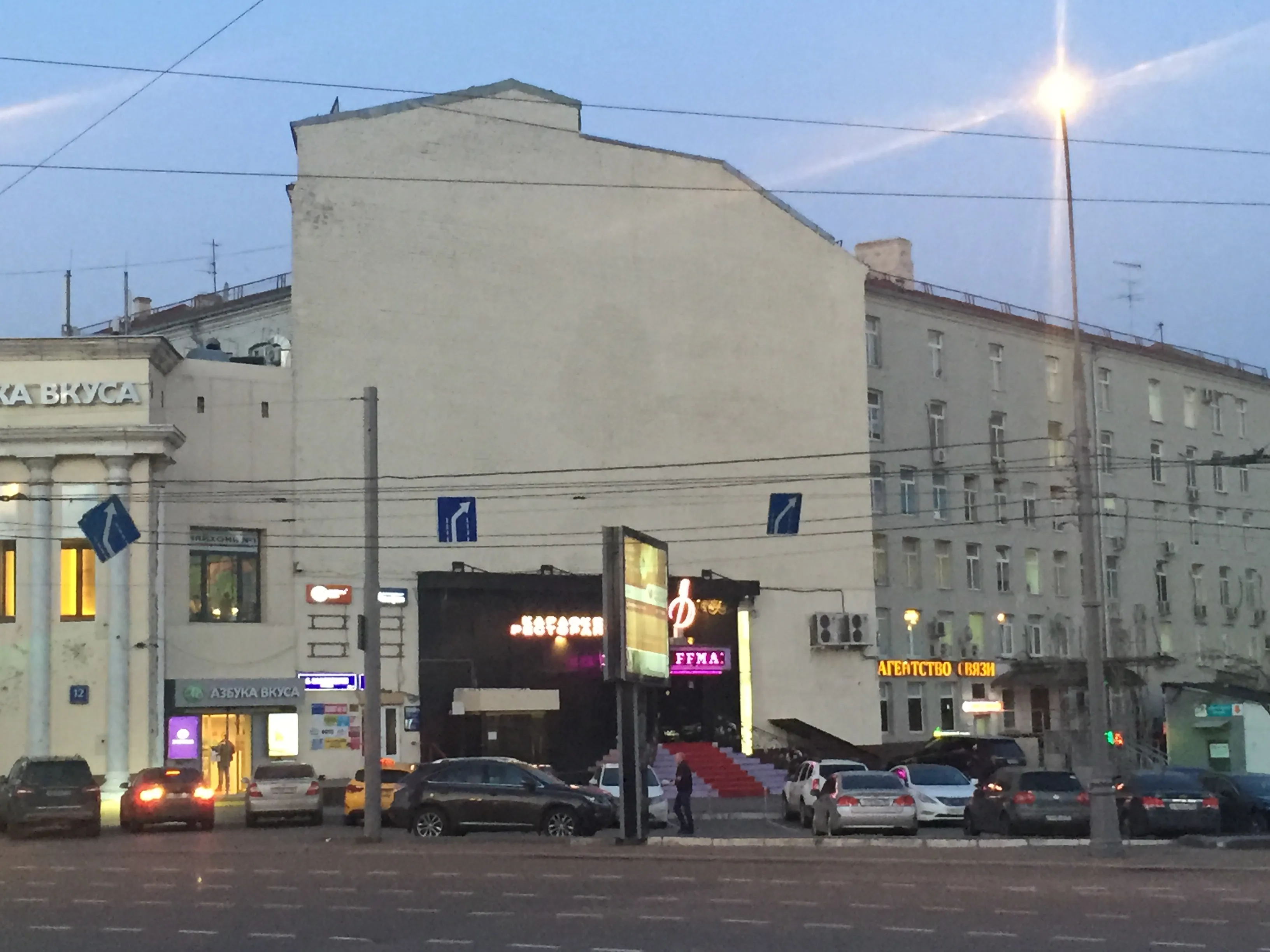 Здание с красной лестницей, фото 2