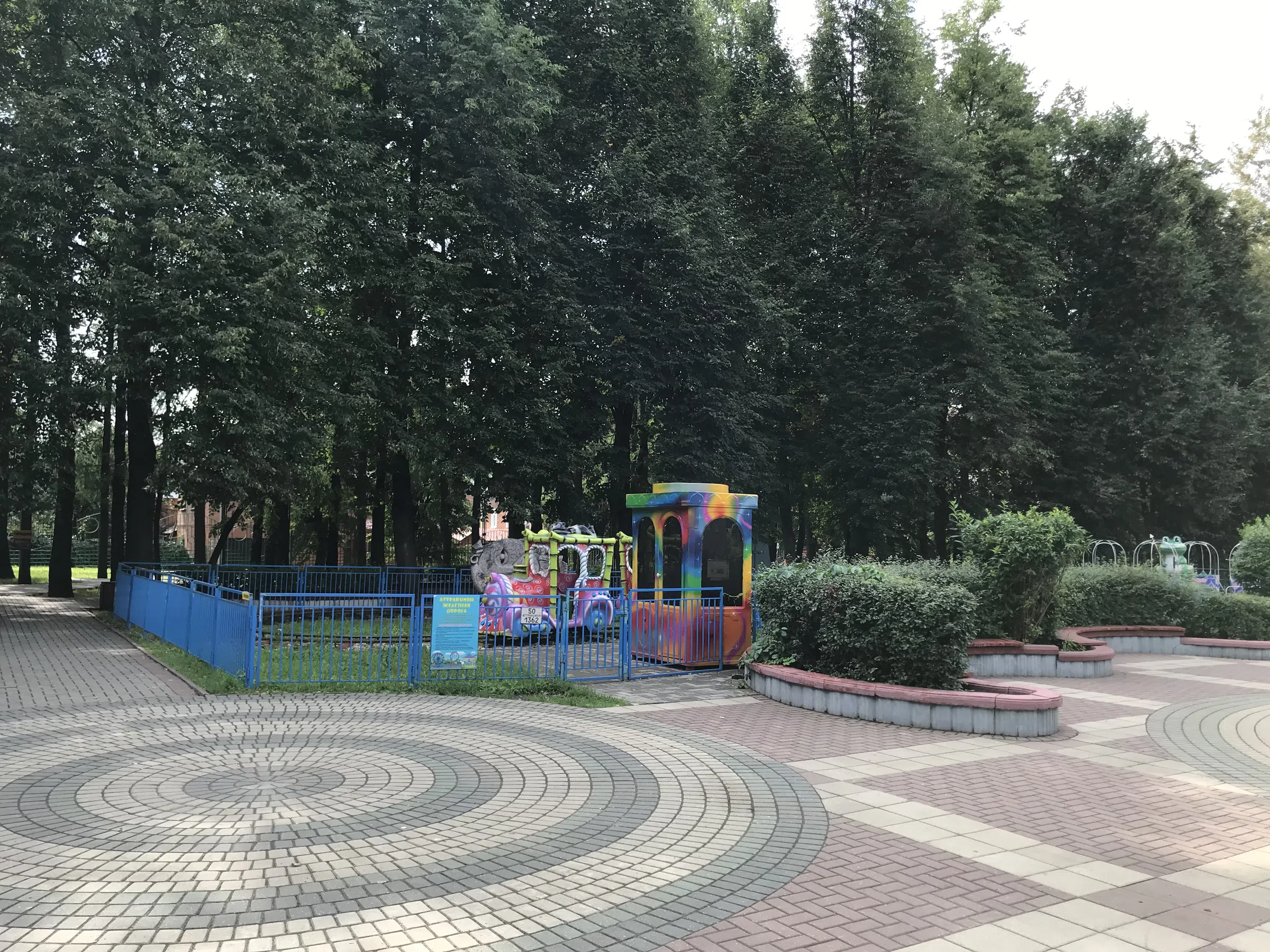 Парк с аттракционами и колесом, фото 5