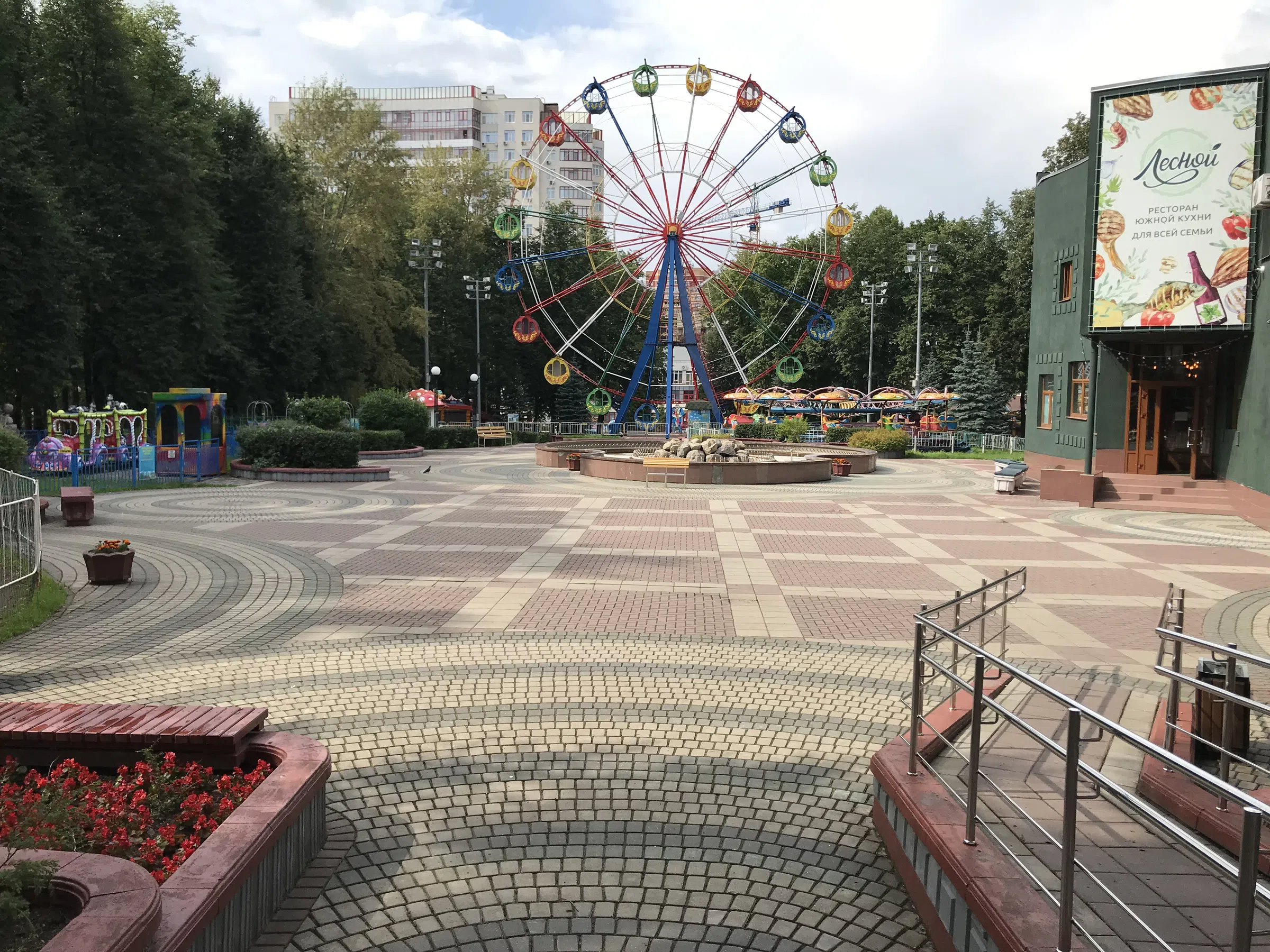 Парк с аттракционами и колесом, фото 1