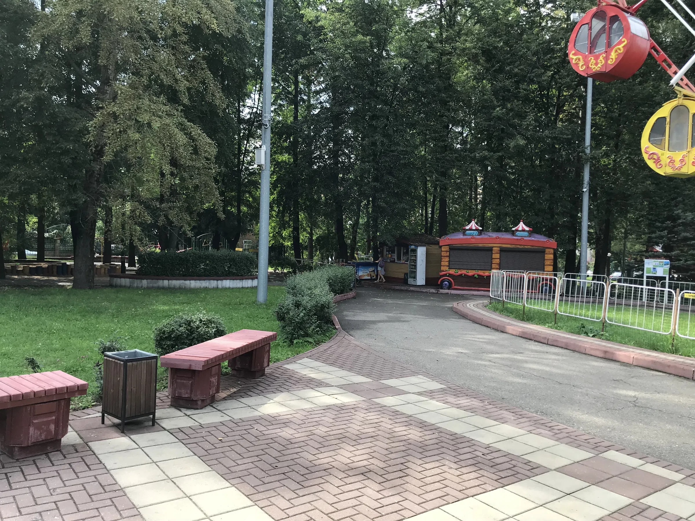 Парк с аттракционами и колесом, фото 10